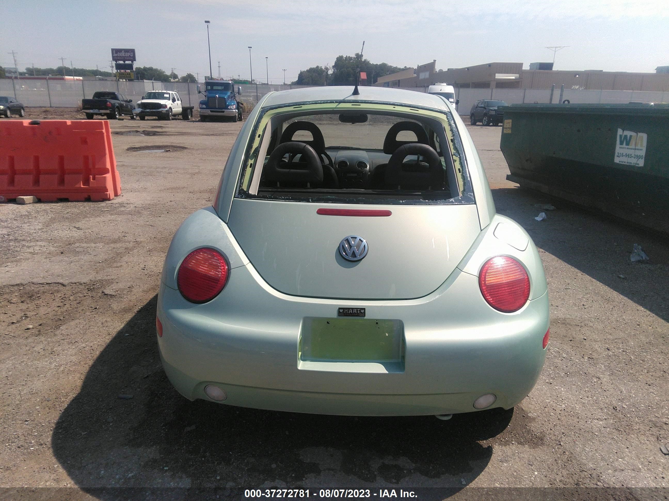 Photo 15 VIN: 3VWCA21C4YM500957 - VOLKSWAGEN BEETLE 