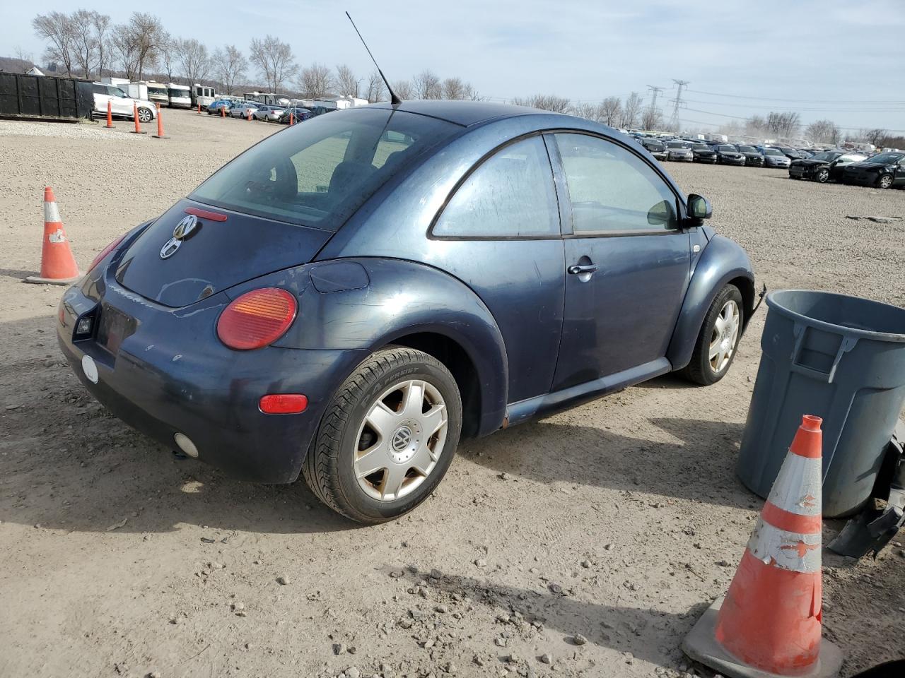 Photo 2 VIN: 3VWCA21C6YM493493 - VOLKSWAGEN BEETLE 