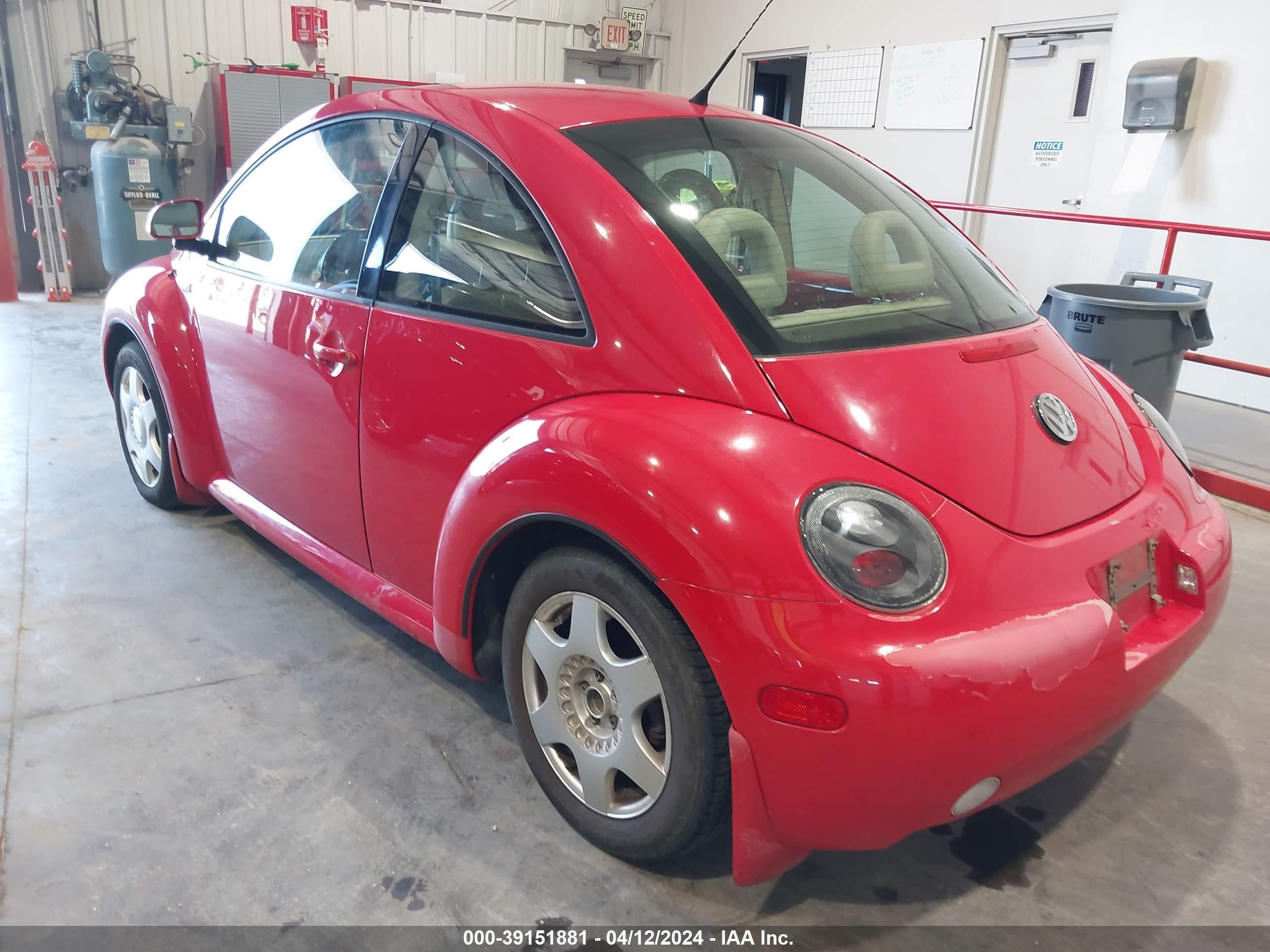 Photo 2 VIN: 3VWCA21C9YM473626 - VOLKSWAGEN BEETLE 