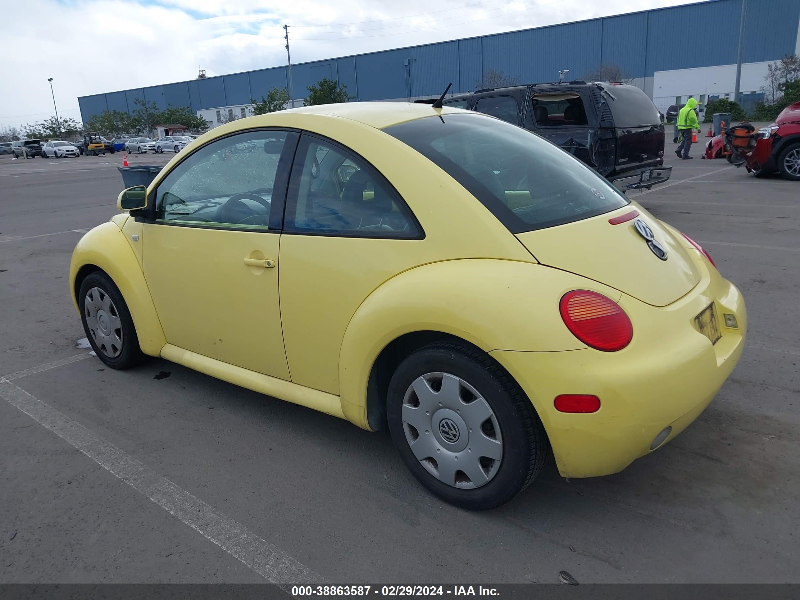 Photo 2 VIN: 3VWCC21C0YM445806 - VOLKSWAGEN BEETLE 