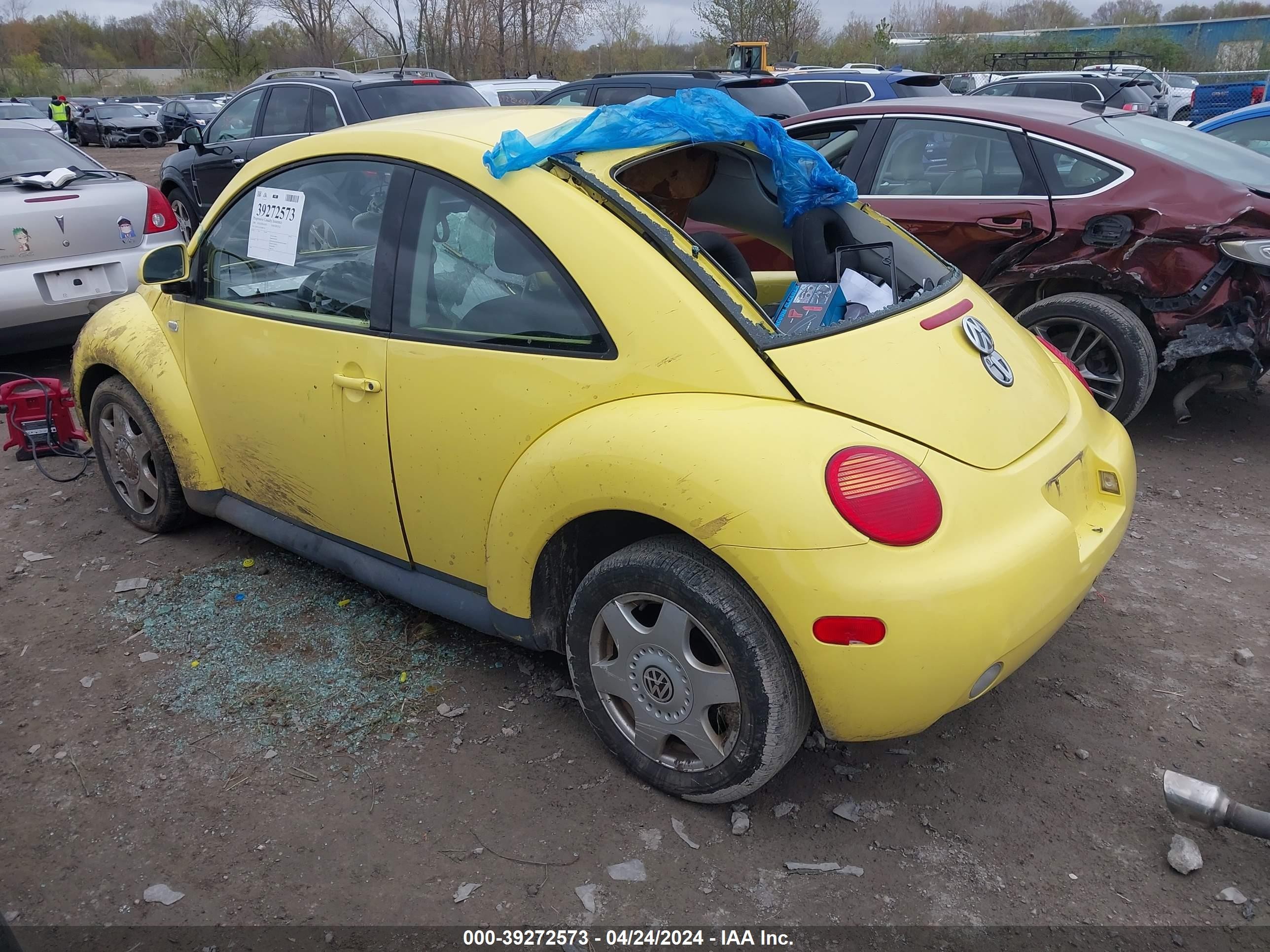 Photo 2 VIN: 3VWCC21C4YM481756 - VOLKSWAGEN BEETLE 