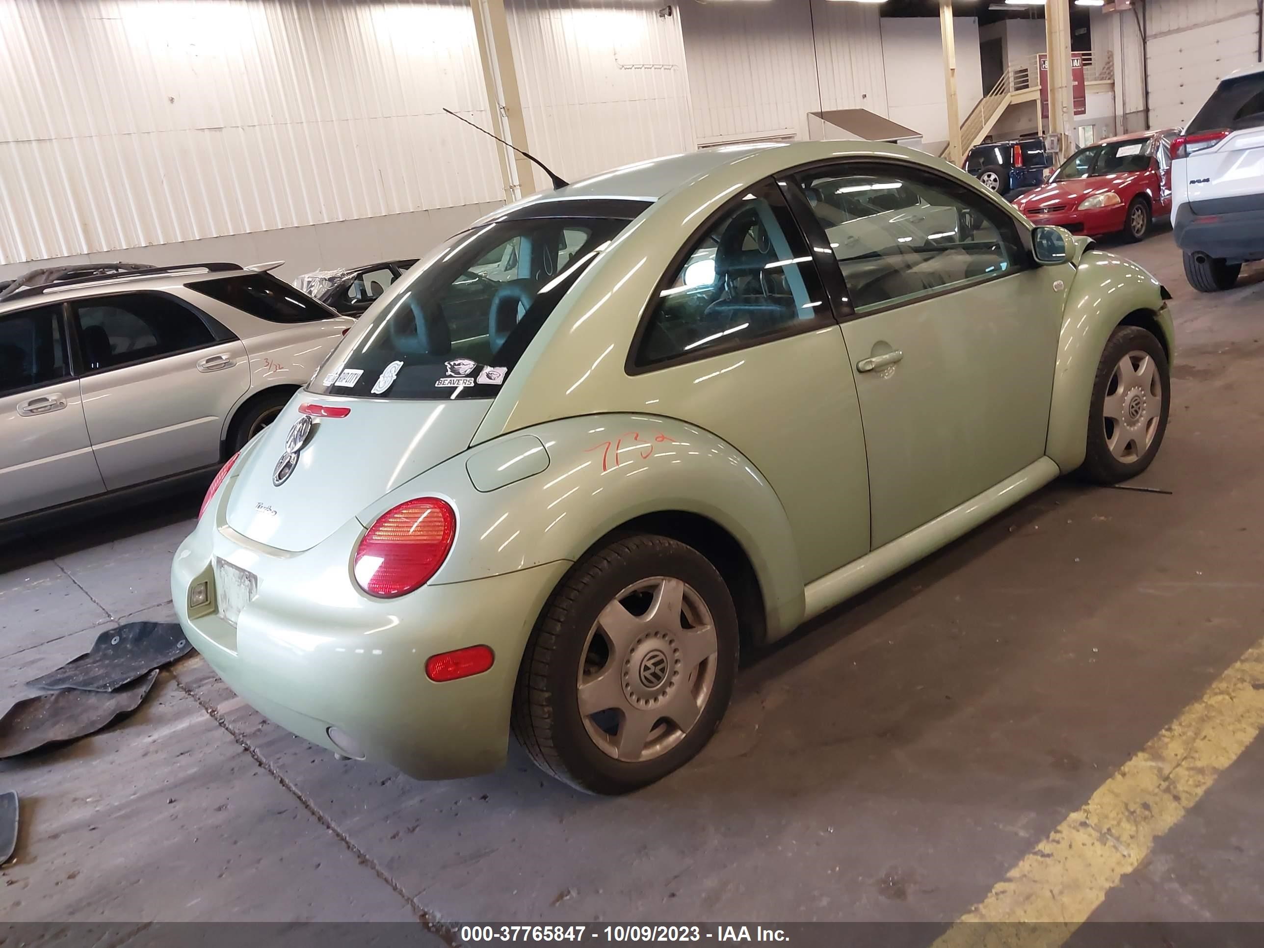 Photo 3 VIN: 3VWCC21CX1M418098 - VOLKSWAGEN BEETLE 