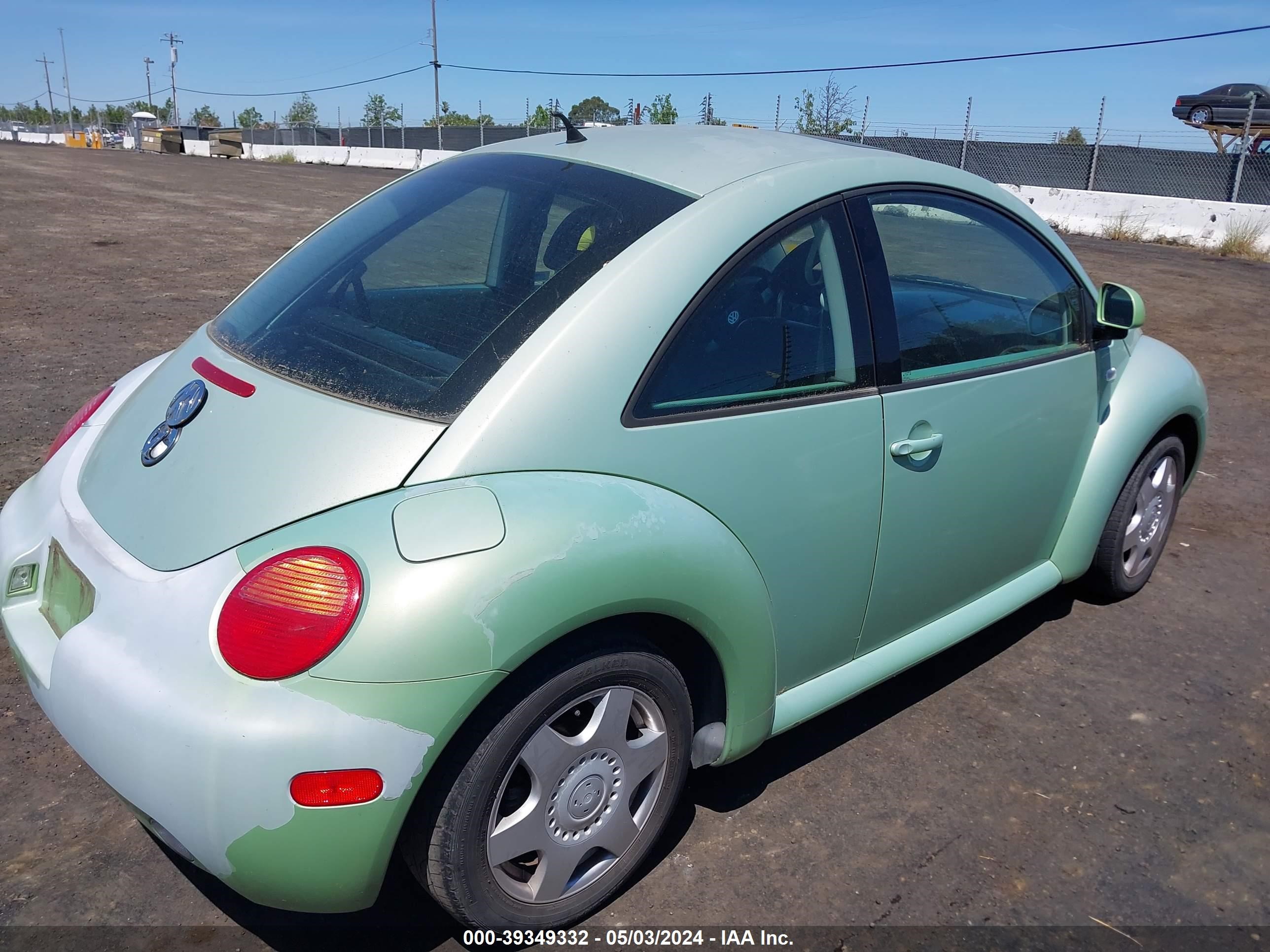 Photo 3 VIN: 3VWCC21CXYM475606 - VOLKSWAGEN BEETLE 