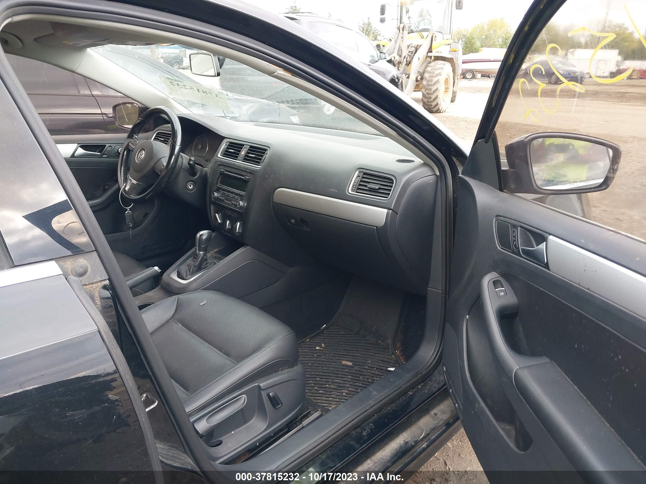 Photo 4 VIN: 3VWD07AJ3EM317371 - VOLKSWAGEN JETTA 