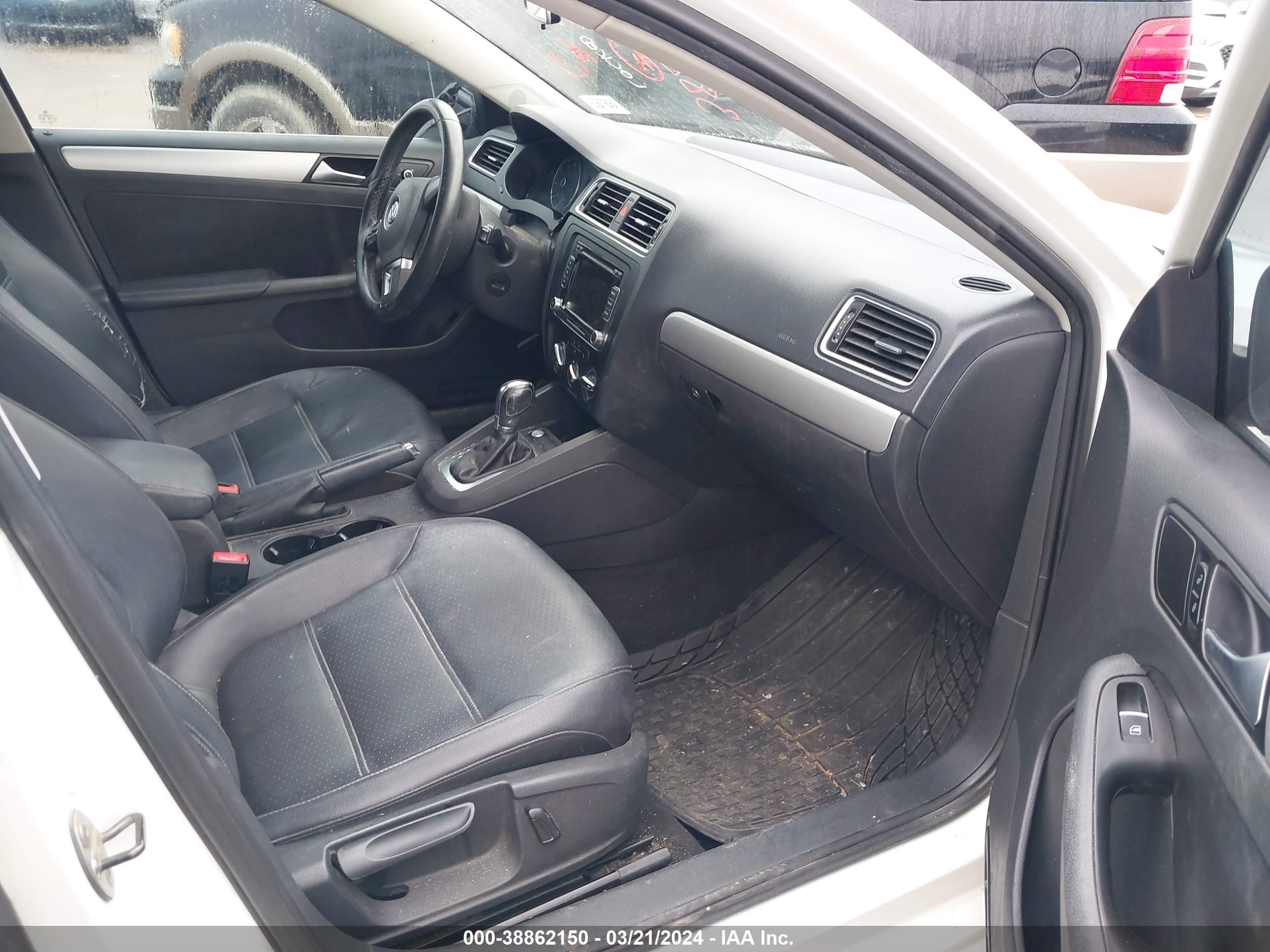 Photo 4 VIN: 3VWD17AJ1EM362063 - VOLKSWAGEN JETTA 