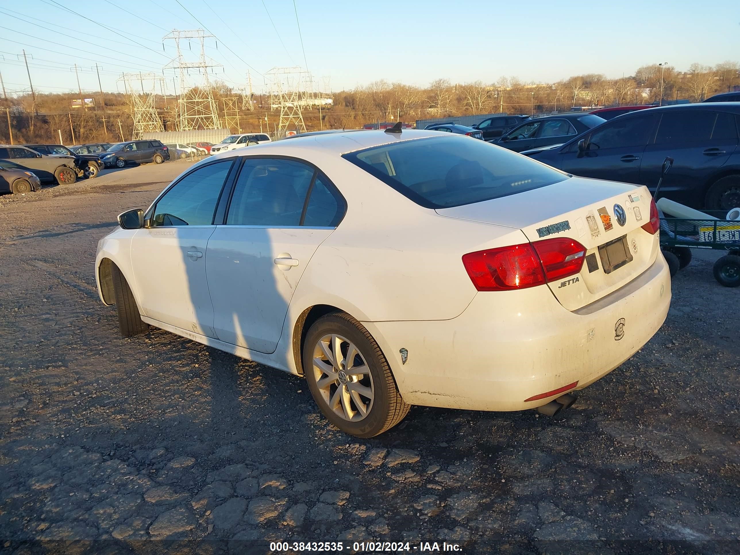 Photo 2 VIN: 3VWD17AJXEM353975 - VOLKSWAGEN JETTA 