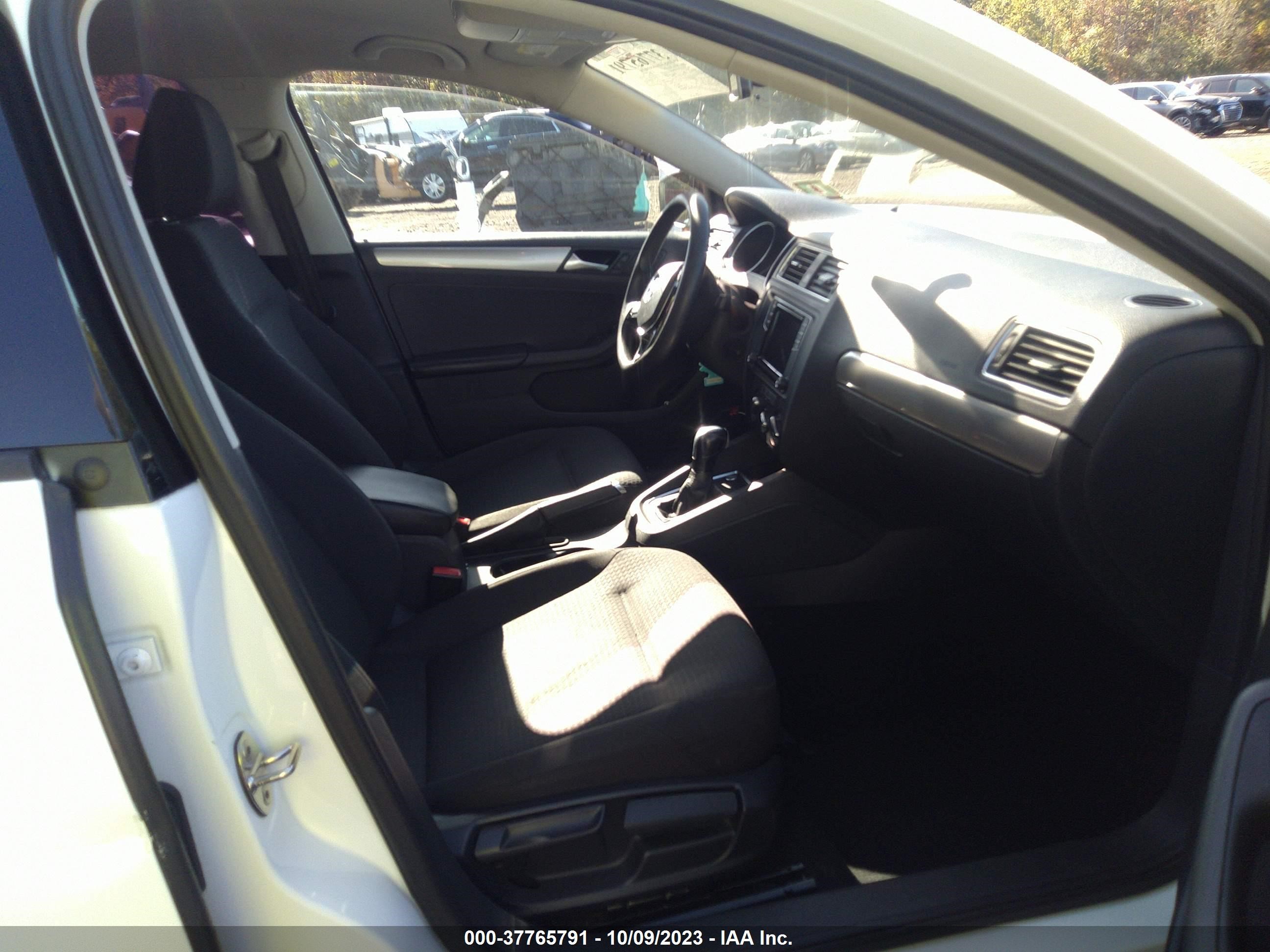 Photo 4 VIN: 3VWD67AJ2GM252529 - VOLKSWAGEN JETTA 