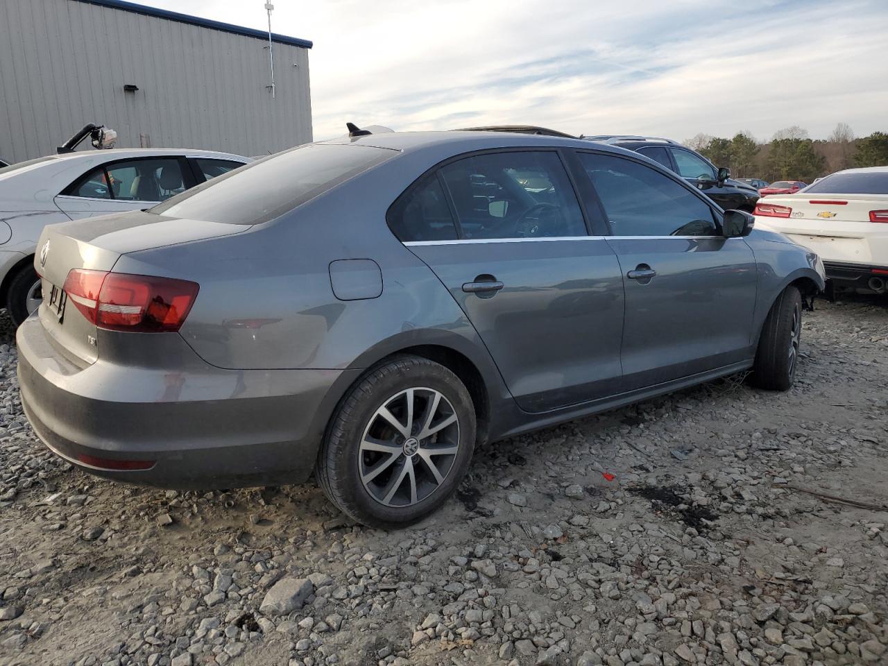 Photo 2 VIN: 3VWDB7AJ0JM255643 - VOLKSWAGEN JETTA 