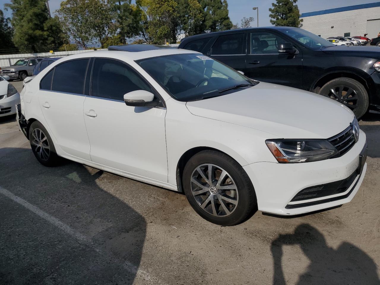 Photo 3 VIN: 3VWDB7AJ9JM218445 - VOLKSWAGEN JETTA 