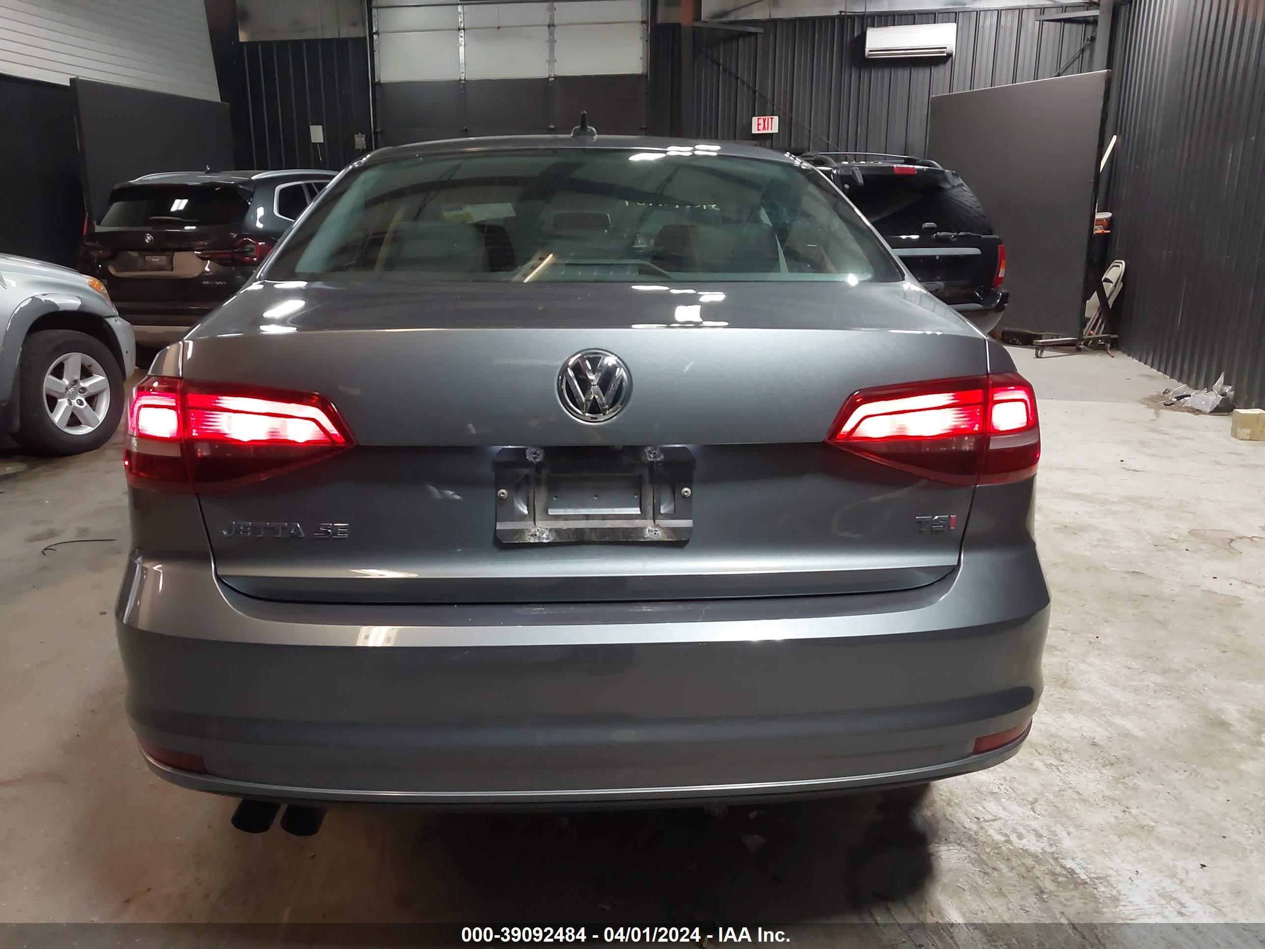 Photo 15 VIN: 3VWDB7AJ9JM260341 - VOLKSWAGEN JETTA 