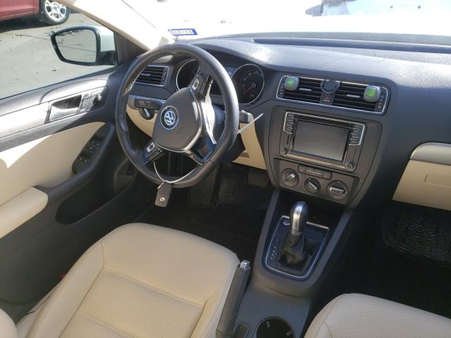 Photo 8 VIN: 3VWDB7AJXJM257058 - VOLKSWAGEN JETTA SE 