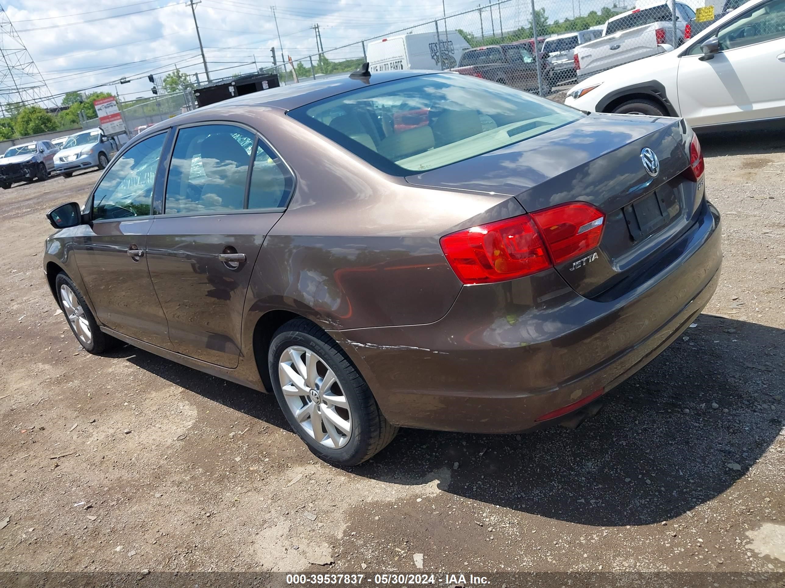 Photo 2 VIN: 3VWDZ7AJ0BM319435 - VOLKSWAGEN JETTA 