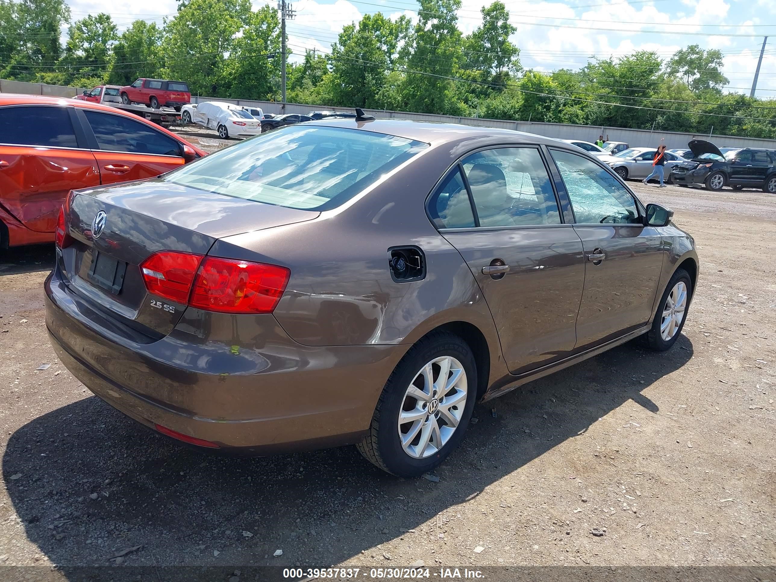 Photo 3 VIN: 3VWDZ7AJ0BM319435 - VOLKSWAGEN JETTA 