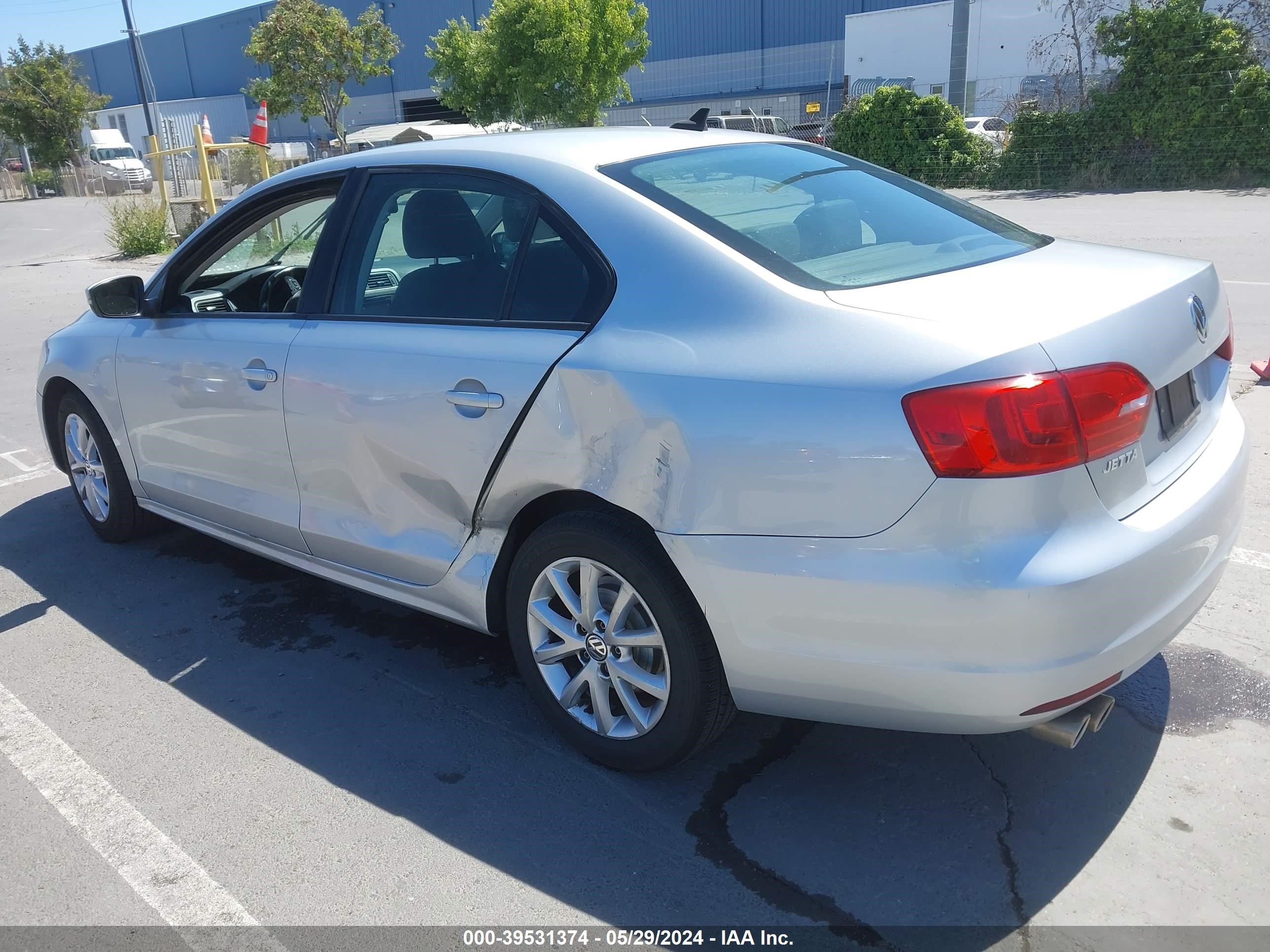 Photo 2 VIN: 3VWDZ7AJ1BM360897 - VOLKSWAGEN JETTA 