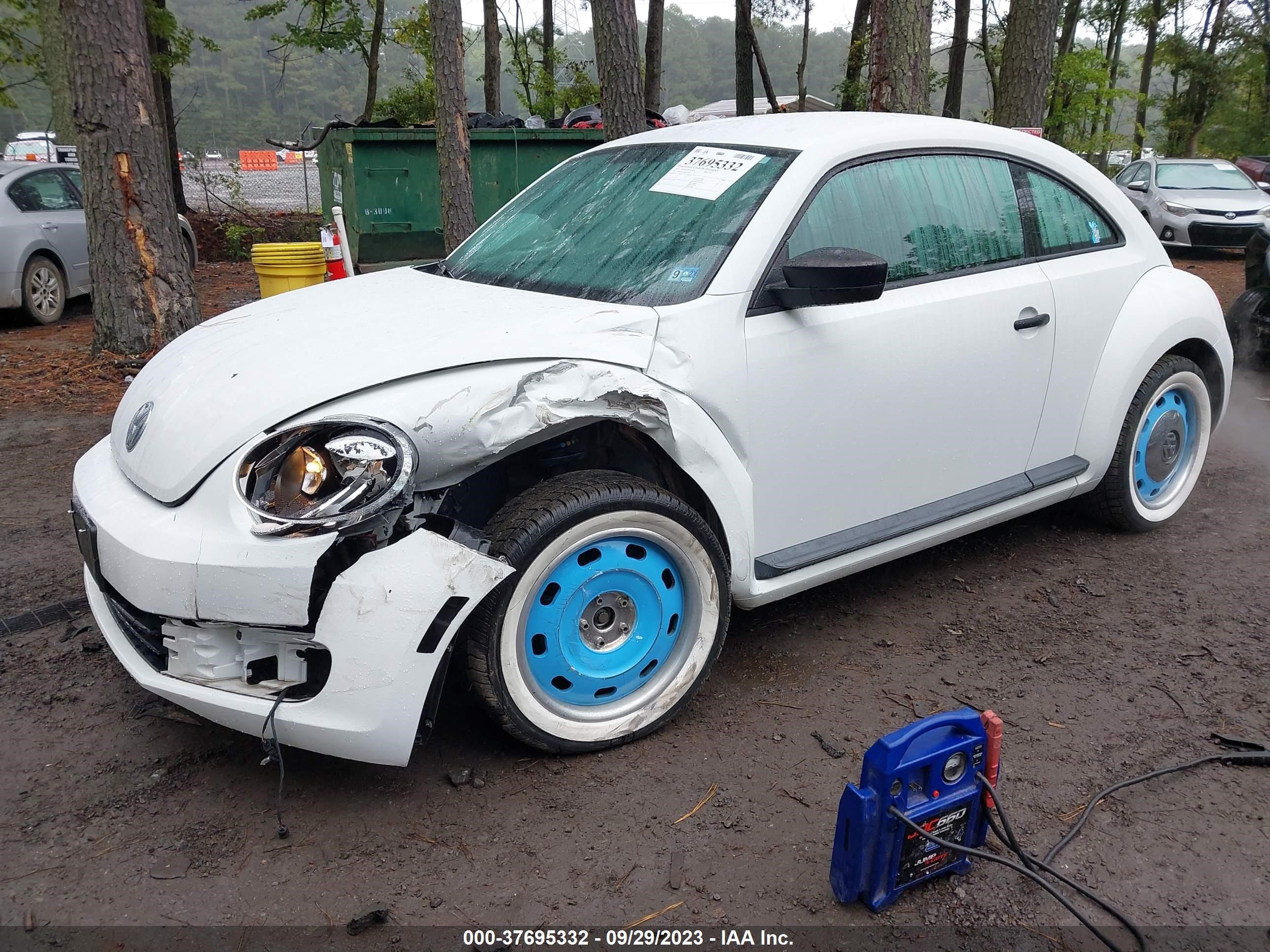 Photo 1 VIN: 3VWF17AT2FM623583 - VOLKSWAGEN BEETLE 