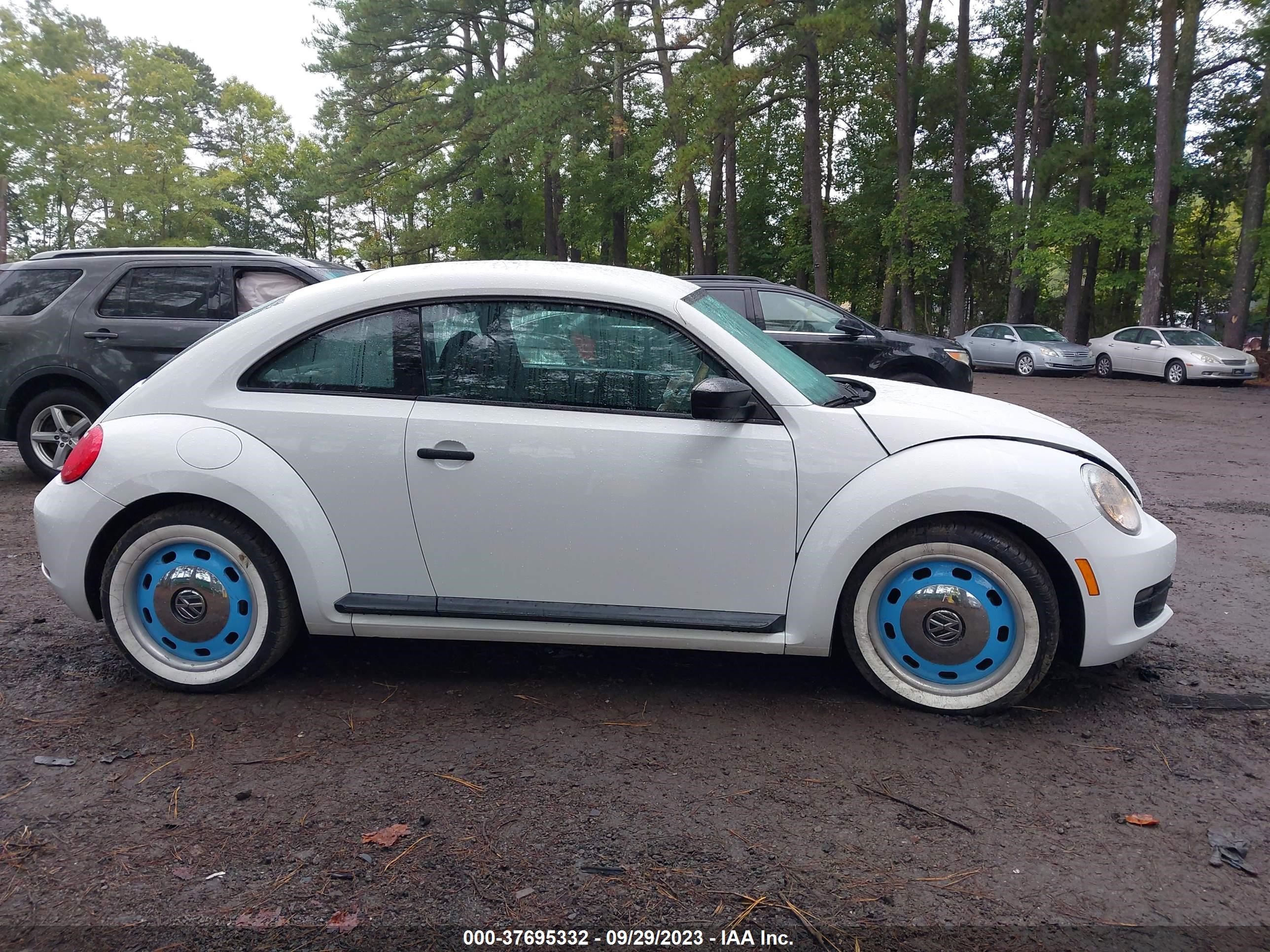 Photo 12 VIN: 3VWF17AT2FM623583 - VOLKSWAGEN BEETLE 