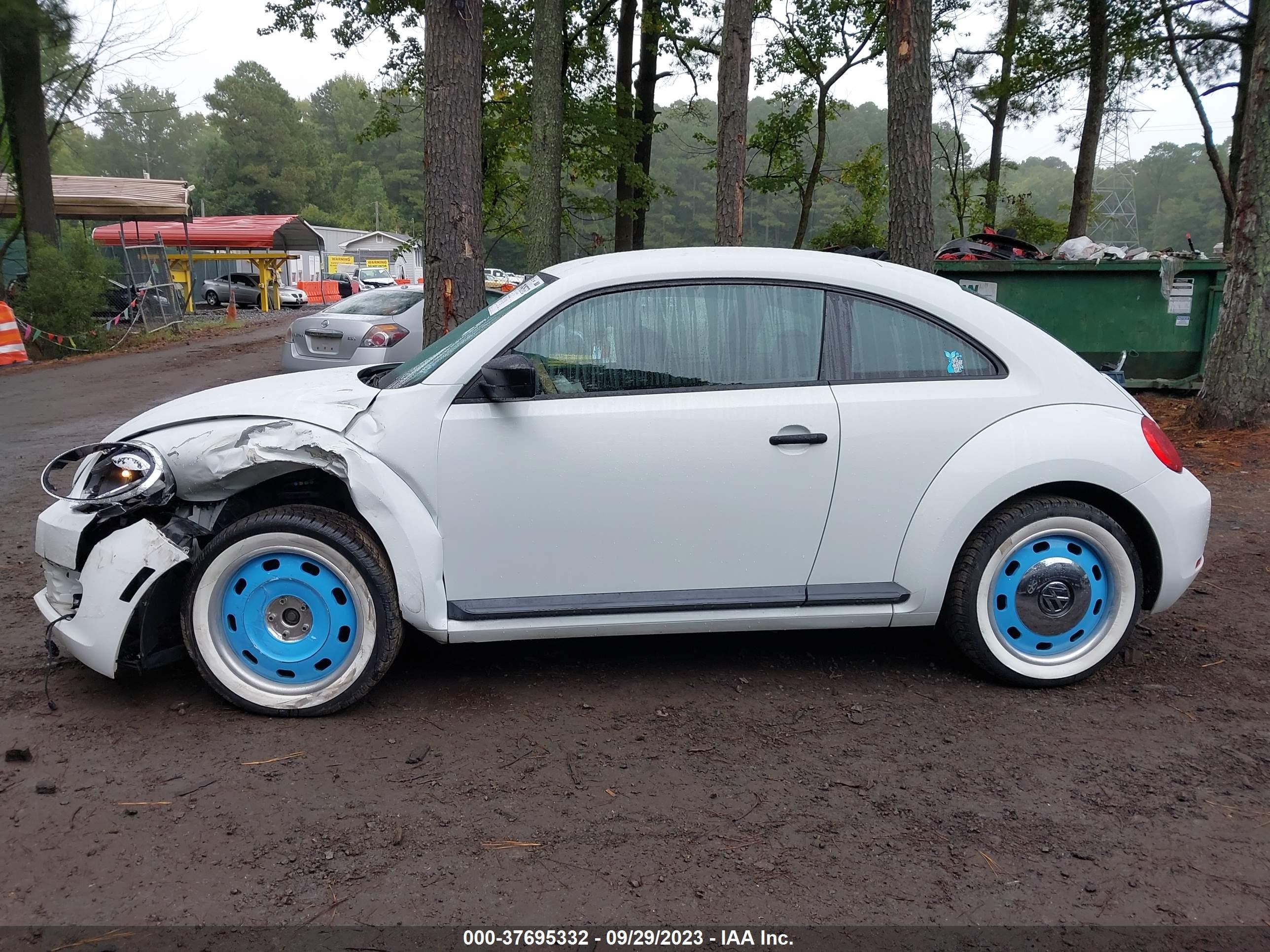 Photo 13 VIN: 3VWF17AT2FM623583 - VOLKSWAGEN BEETLE 