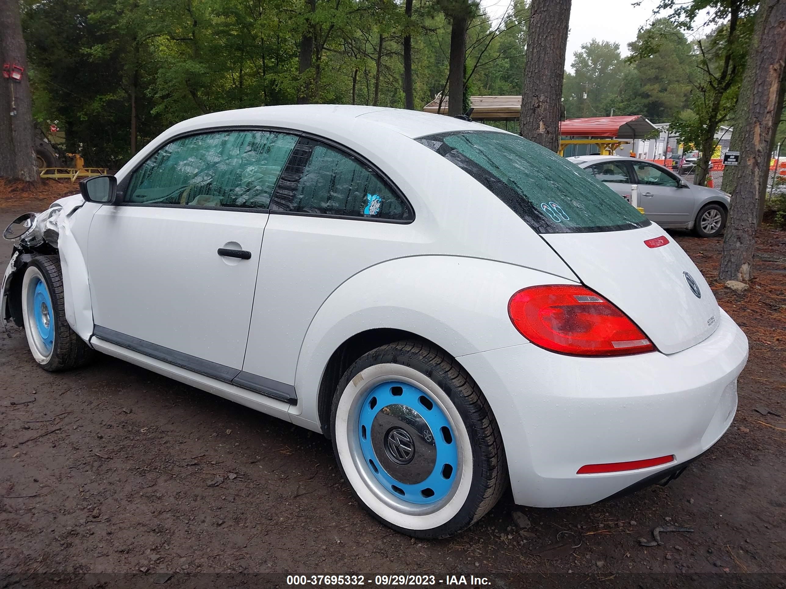 Photo 2 VIN: 3VWF17AT2FM623583 - VOLKSWAGEN BEETLE 