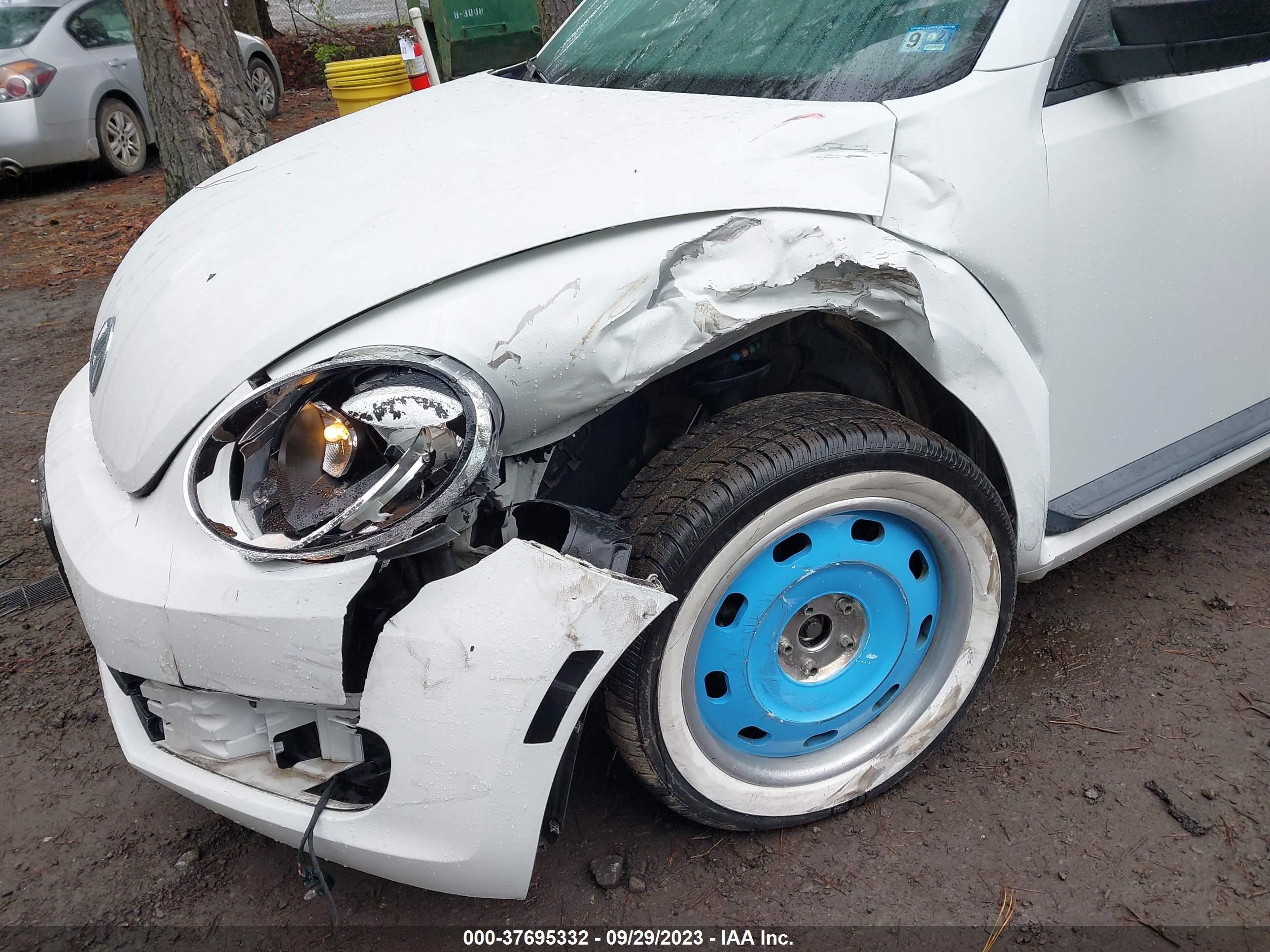 Photo 5 VIN: 3VWF17AT2FM623583 - VOLKSWAGEN BEETLE 