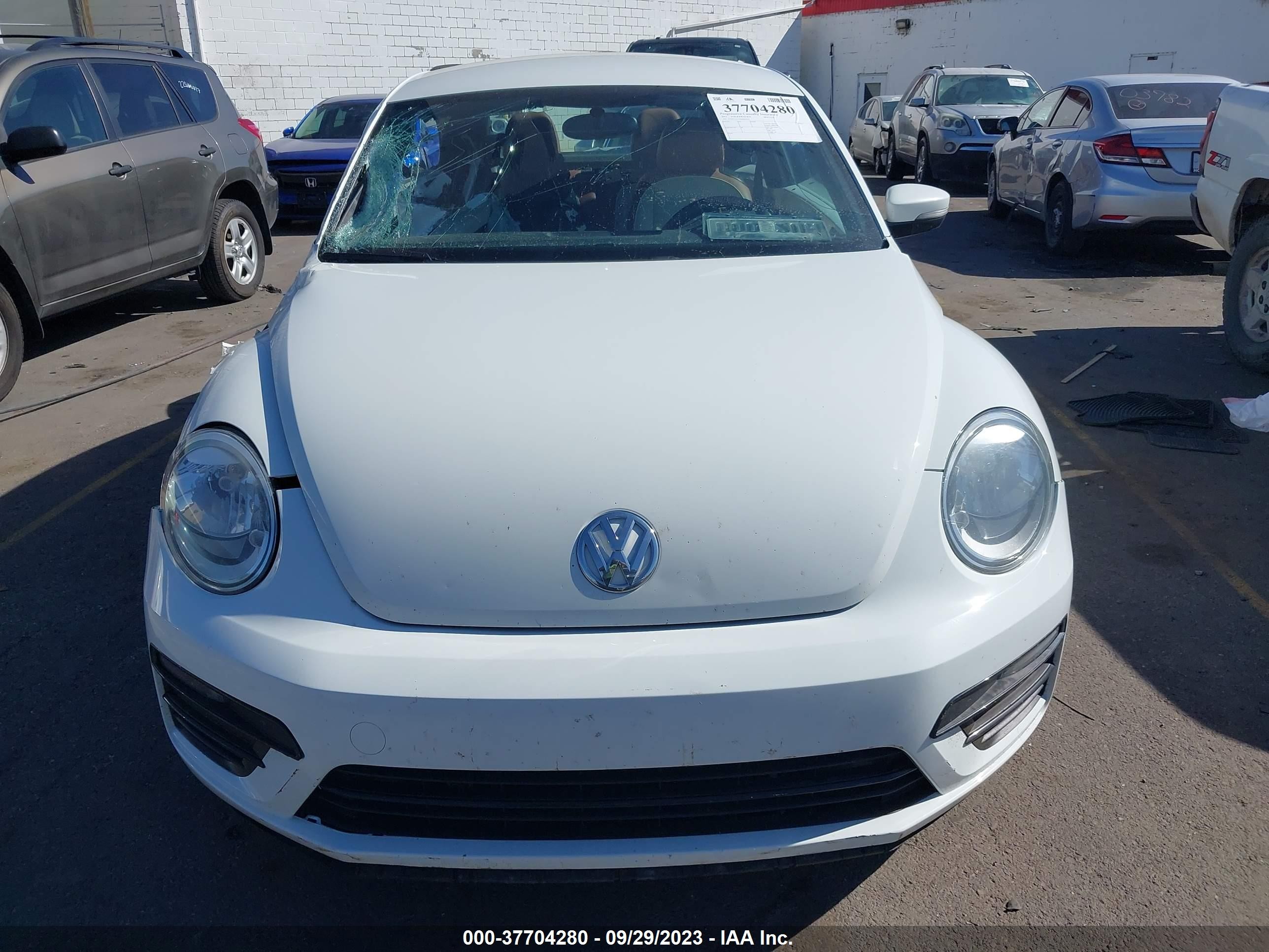 Photo 11 VIN: 3VWF17AT4HM626925 - VOLKSWAGEN BEETLE 