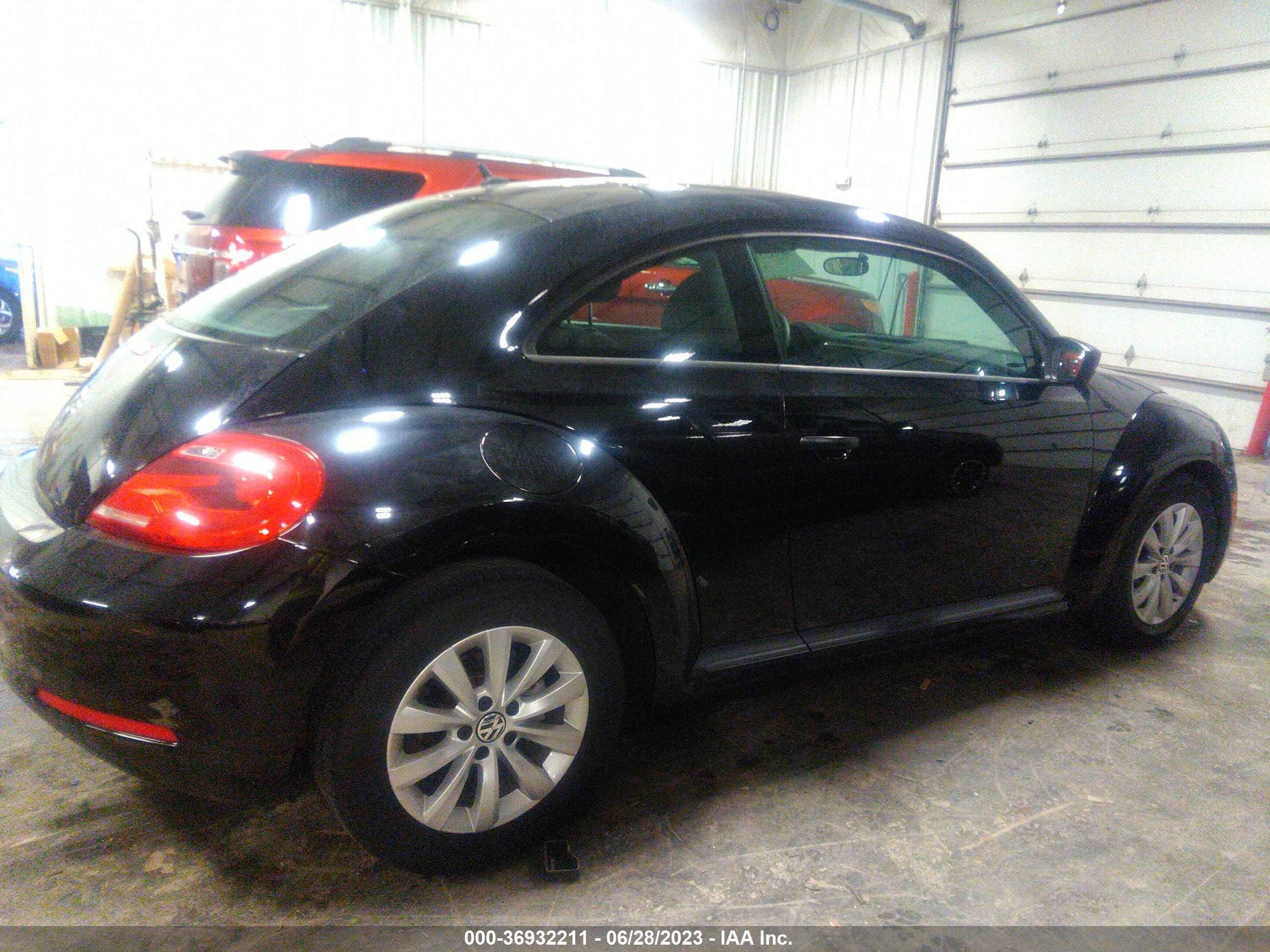 Photo 12 VIN: 3VWF17AT8FM605010 - VOLKSWAGEN BEETLE 