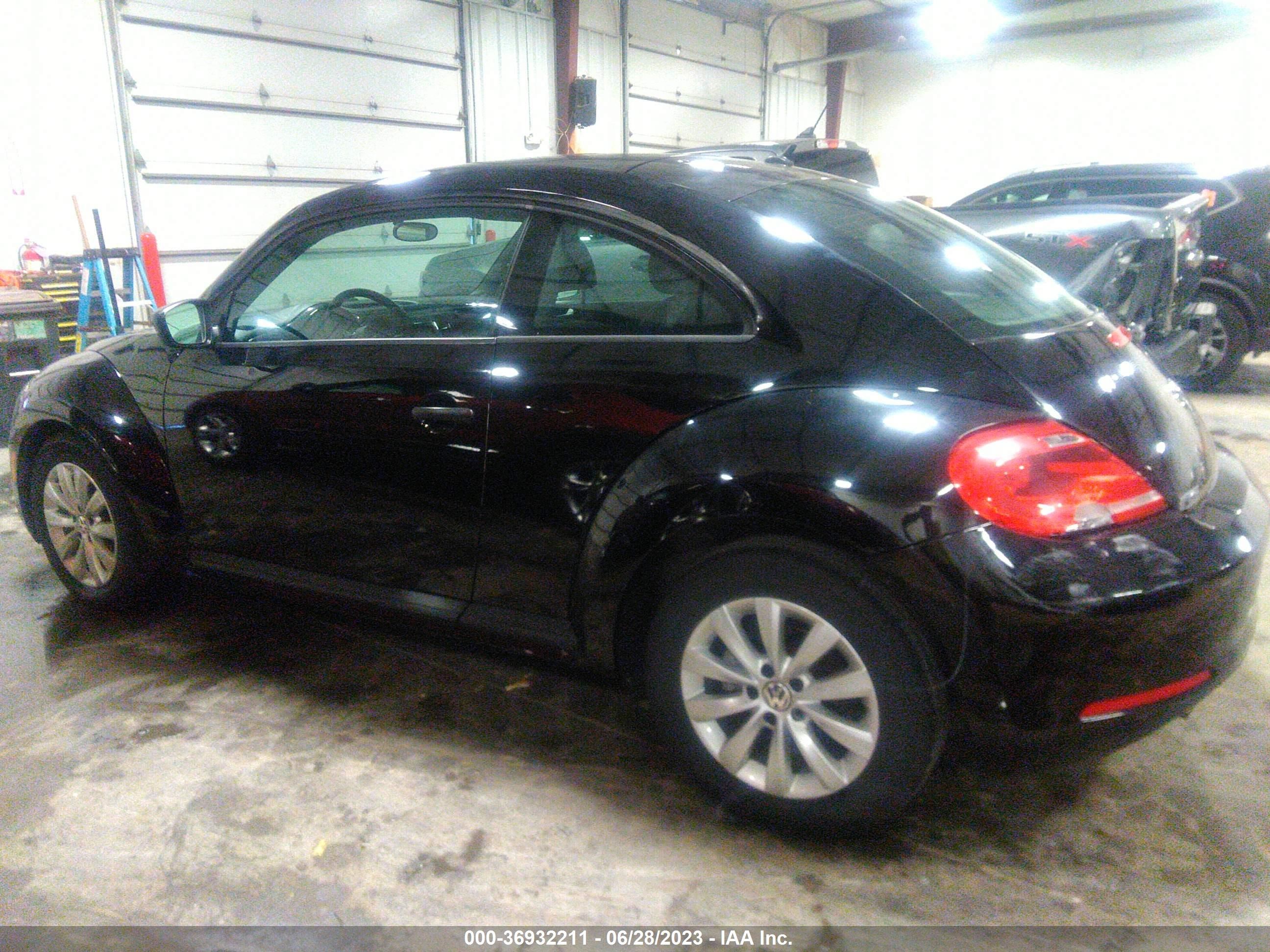 Photo 13 VIN: 3VWF17AT8FM605010 - VOLKSWAGEN BEETLE 