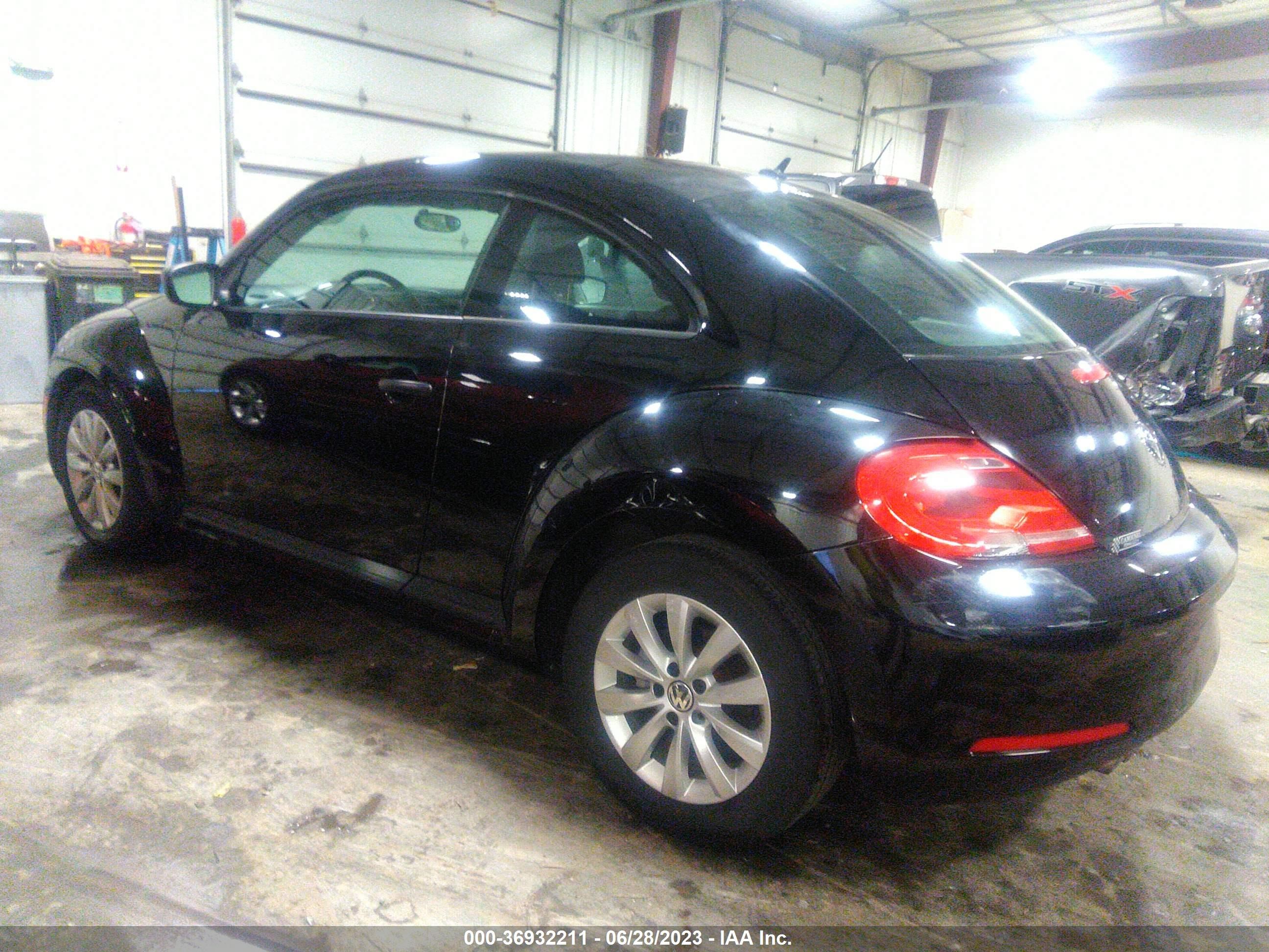 Photo 2 VIN: 3VWF17AT8FM605010 - VOLKSWAGEN BEETLE 