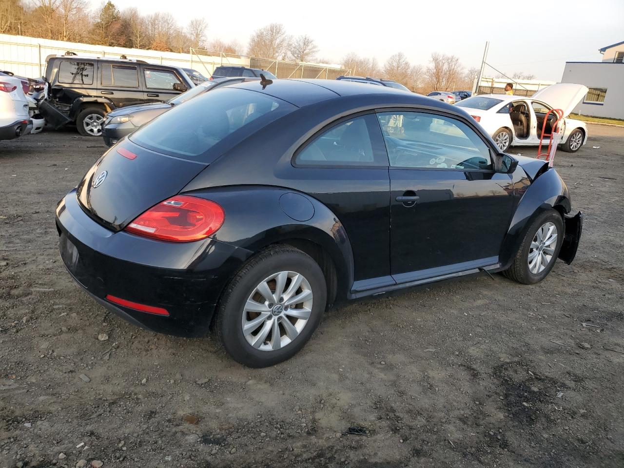 Photo 2 VIN: 3VWF17AT9FM603122 - VOLKSWAGEN BEETLE 