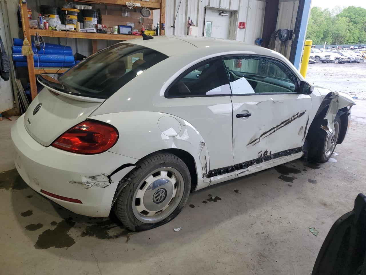 Photo 2 VIN: 3VWF17ATXGM636521 - VOLKSWAGEN BEETLE 