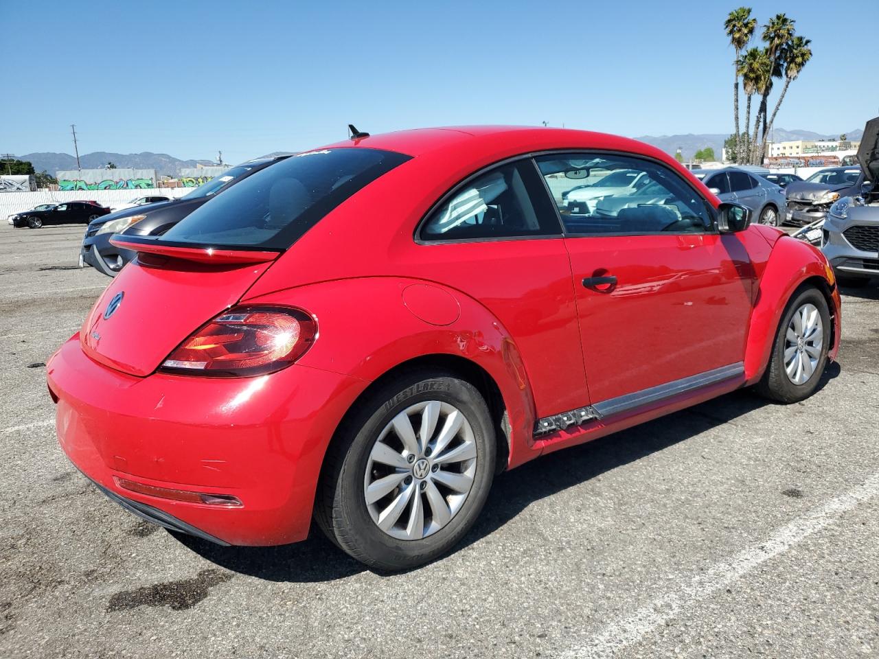 Photo 2 VIN: 3VWFD7ATXJM714729 - VOLKSWAGEN BEETLE 