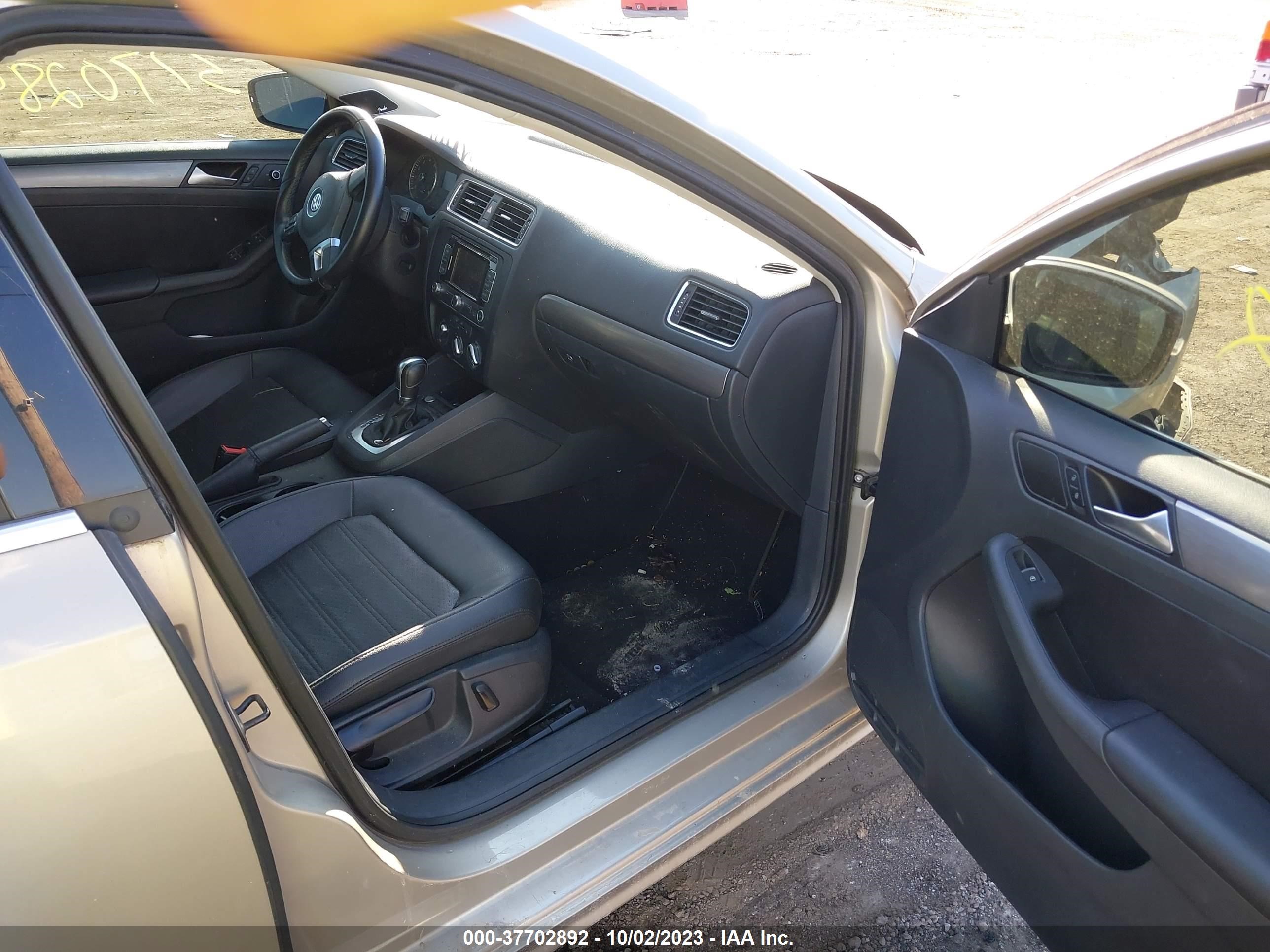 Photo 4 VIN: 3VWL07AJ1EM259109 - VOLKSWAGEN JETTA 