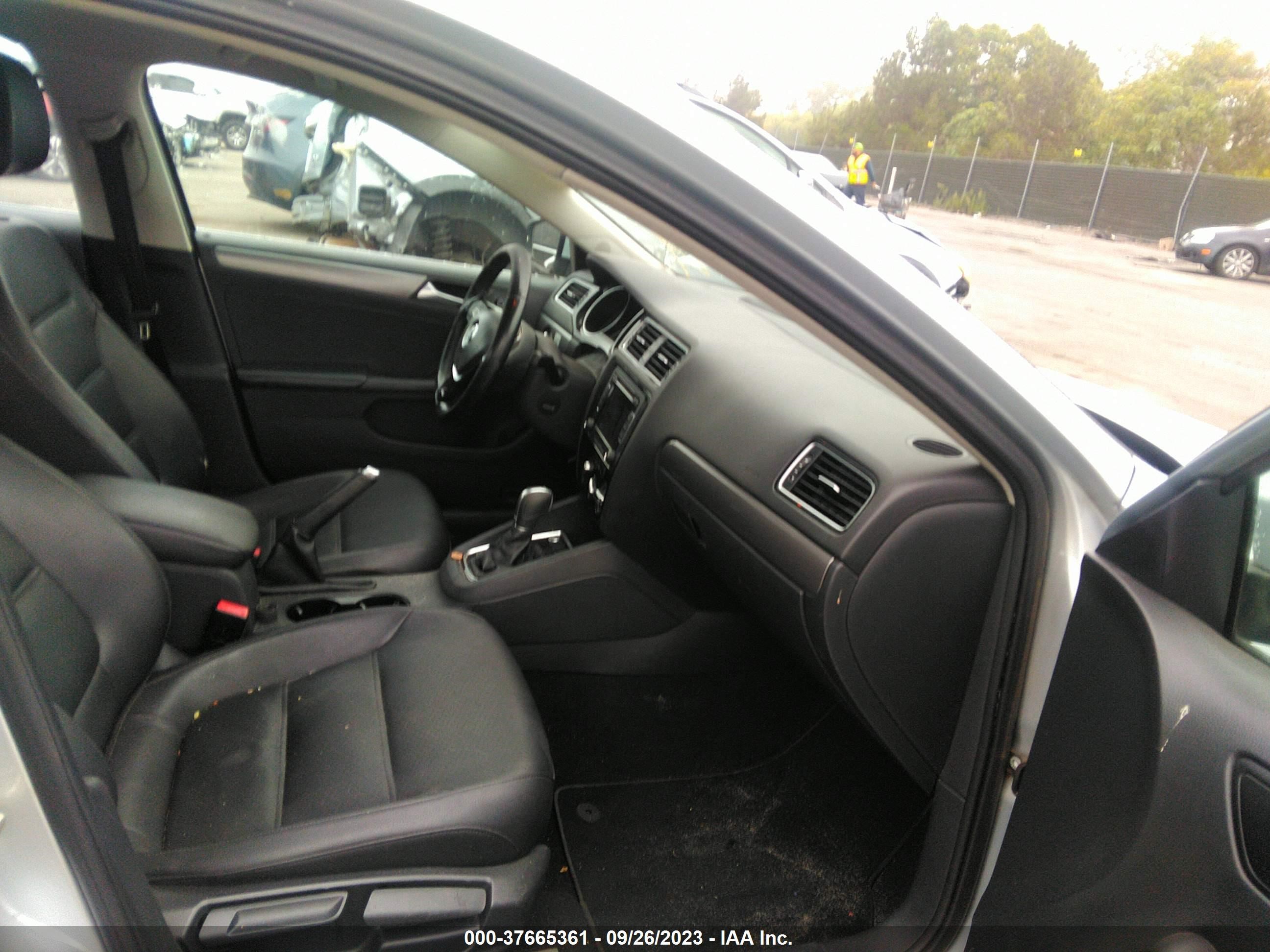 Photo 4 VIN: 3VWLA7AJ9FM219116 - VOLKSWAGEN JETTA 