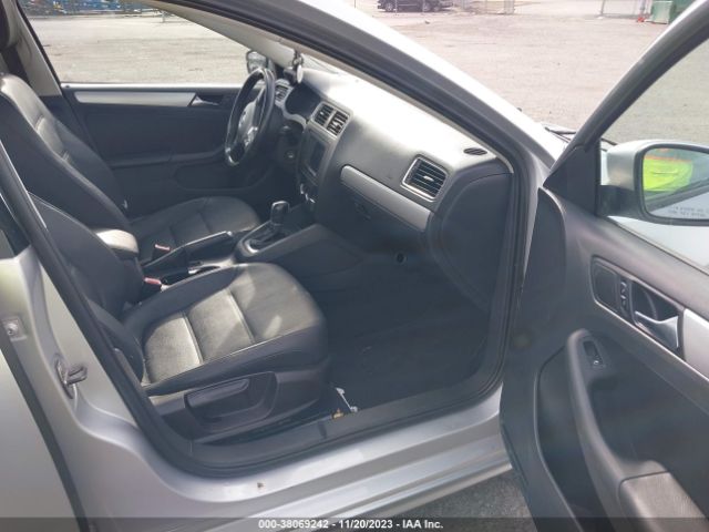 Photo 4 VIN: 3VWLL7AJ1BM129916 - VOLKSWAGEN JETTA 