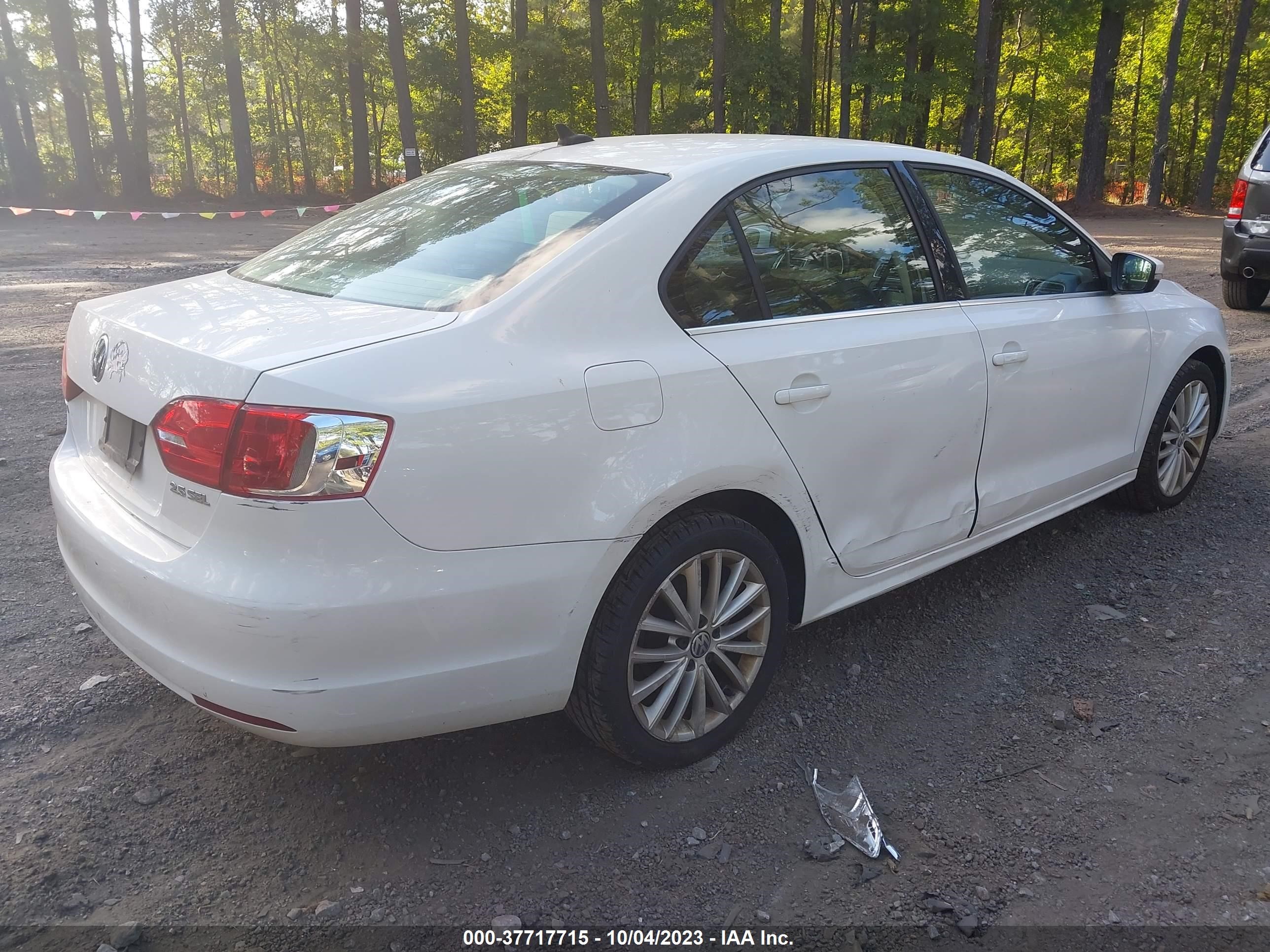 Photo 3 VIN: 3VWLP7AJ3DM430565 - VOLKSWAGEN JETTA 