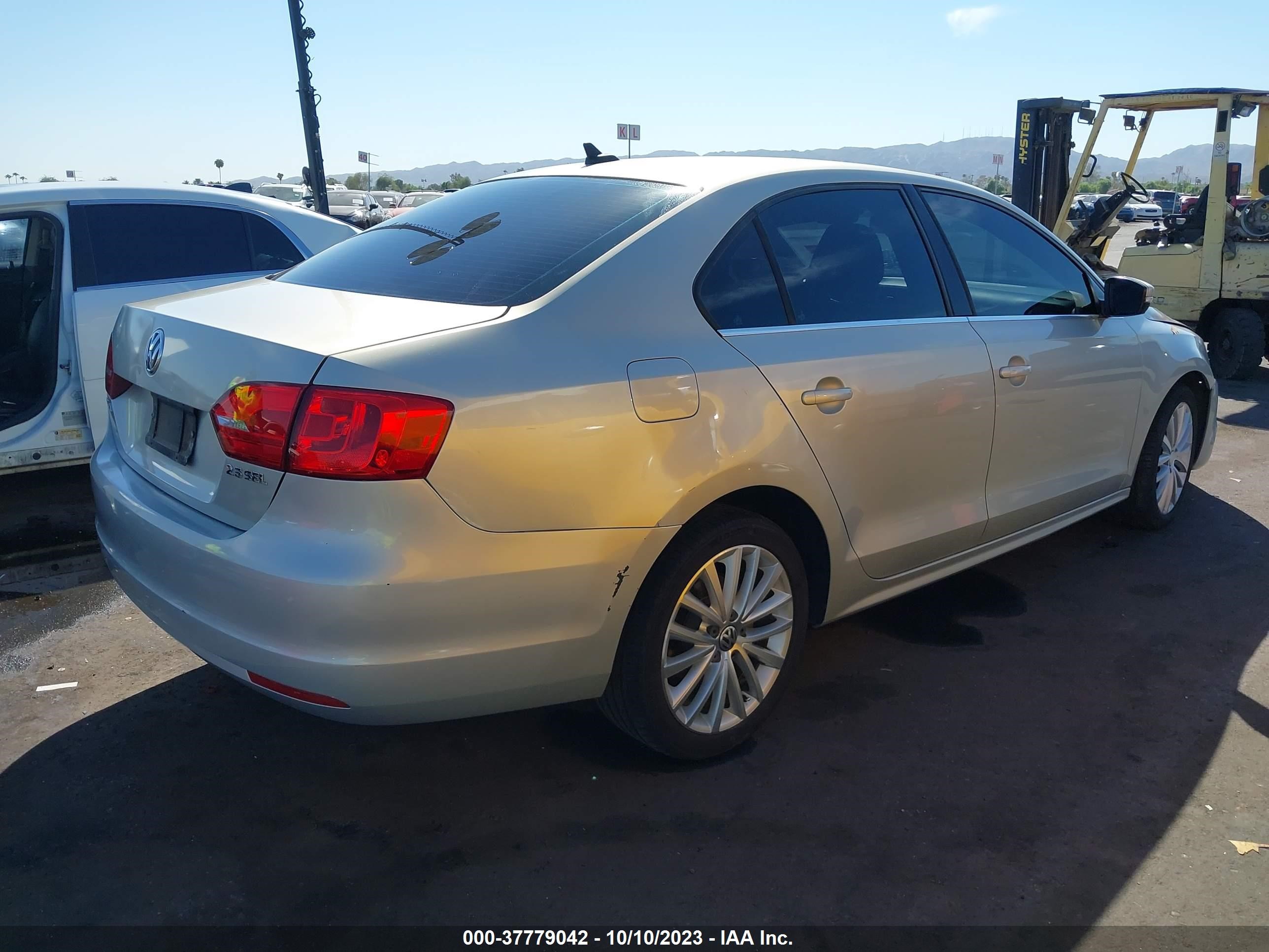 Photo 3 VIN: 3VWLX7AJ7BM314928 - VOLKSWAGEN JETTA 