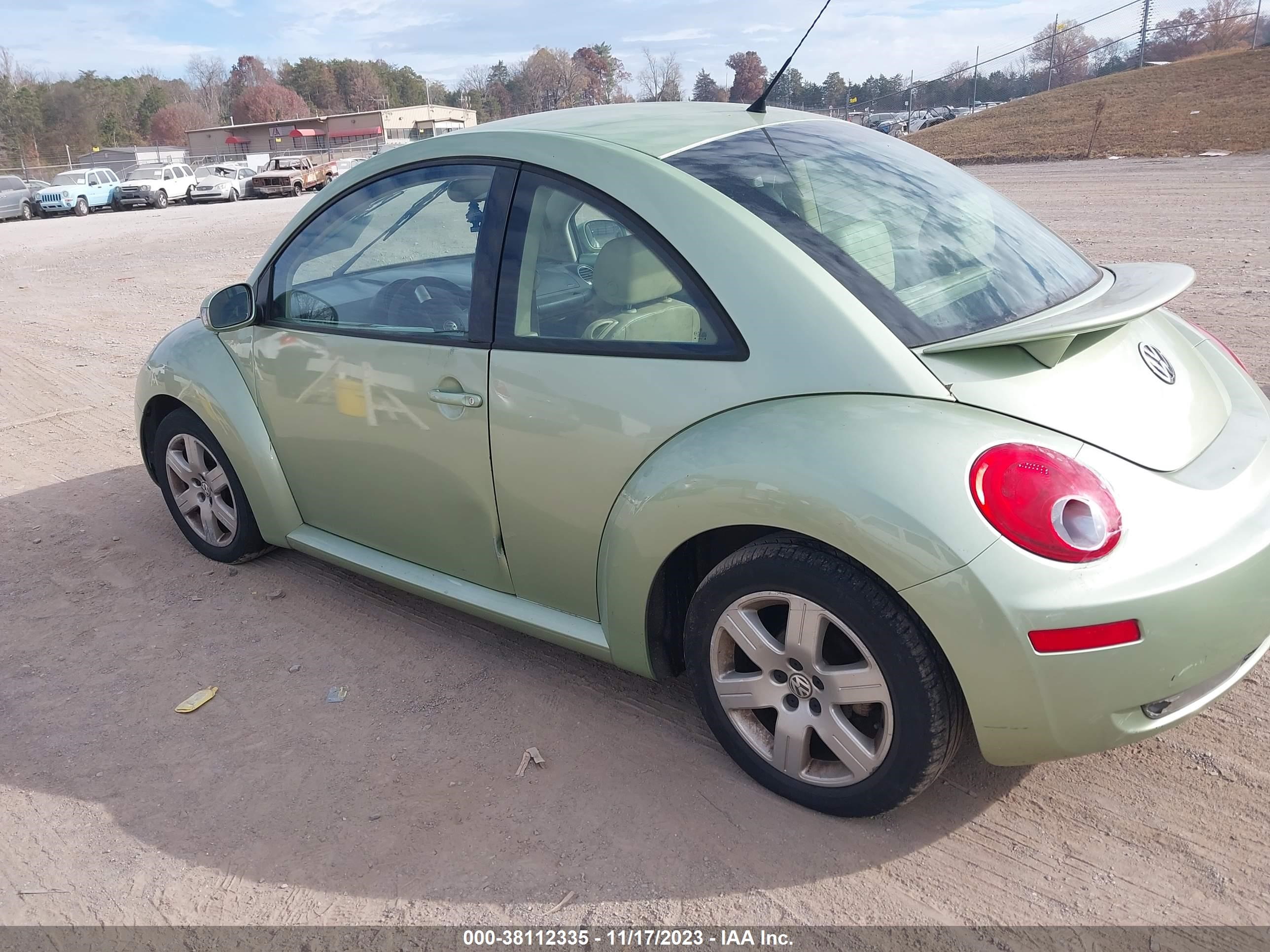 Photo 2 VIN: 3VWPW31CX7M504633 - VOLKSWAGEN BEETLE 