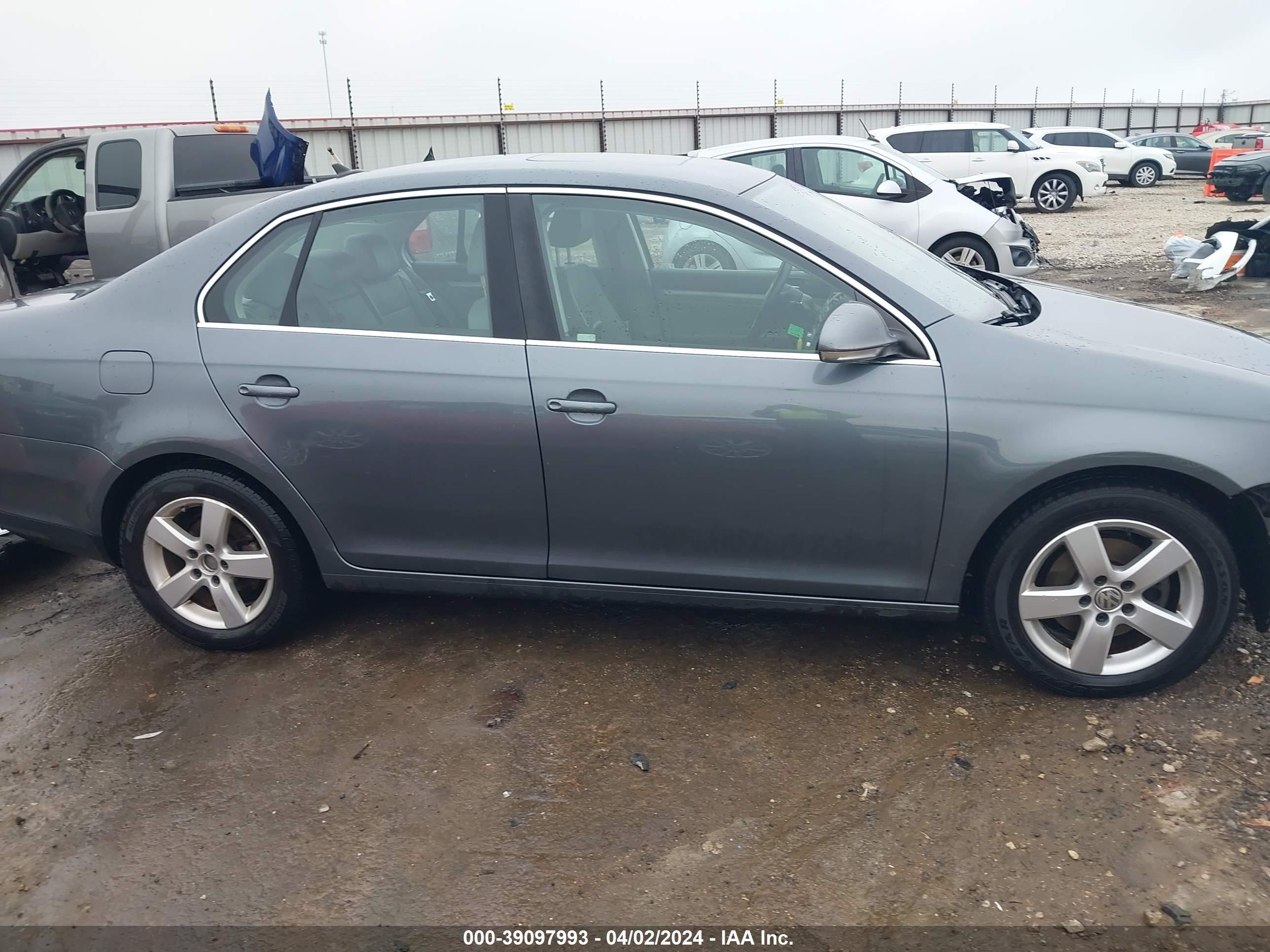 Photo 13 VIN: 3VWRM71K28M053924 - VOLKSWAGEN JETTA 