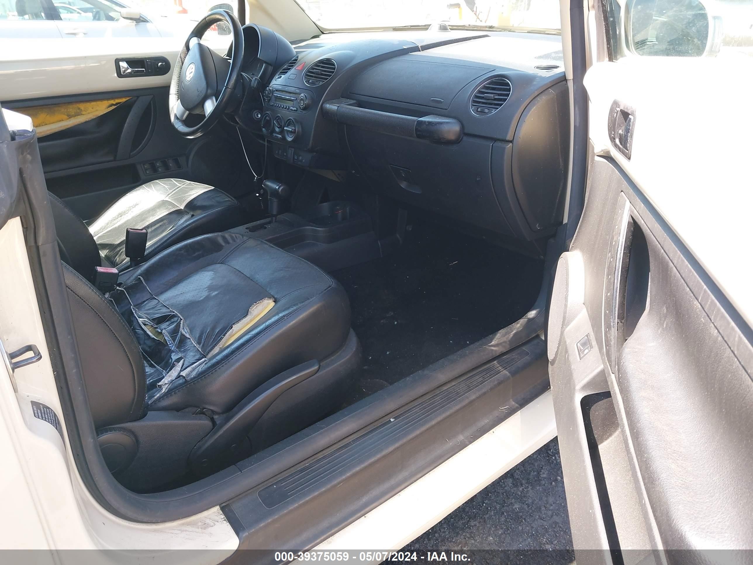 Photo 4 VIN: 3VWSF31Y56M313271 - VOLKSWAGEN BEETLE 