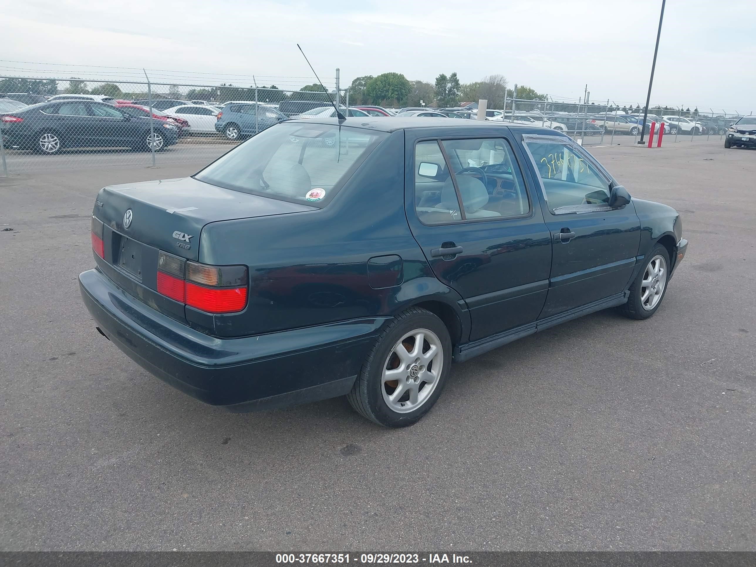 Photo 3 VIN: 3VWTD81H0WM239040 - VOLKSWAGEN JETTA 