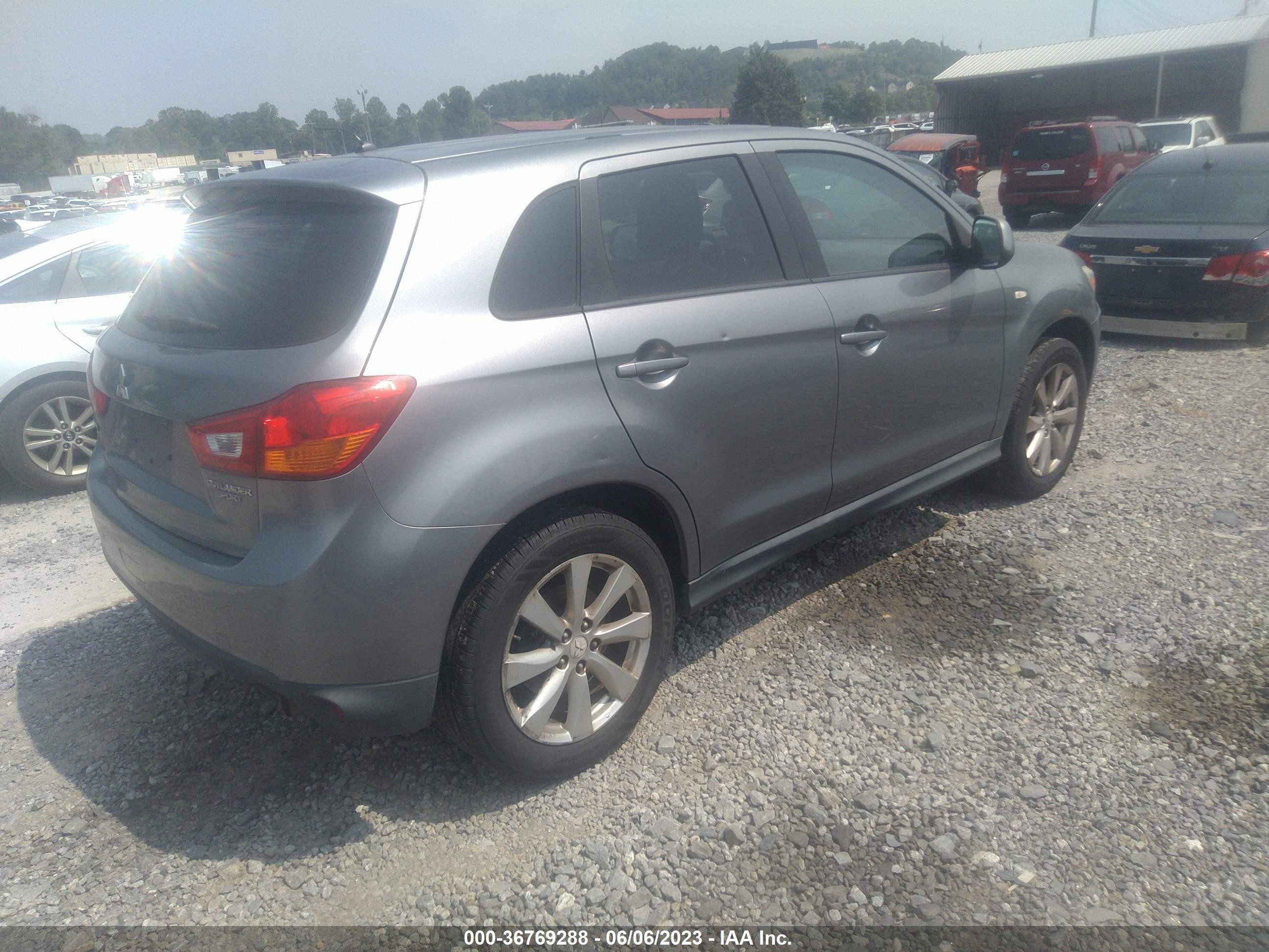 Photo 3 VIN: 4A4AP3AU0DE025467 - MITSUBISHI OUTLANDER 