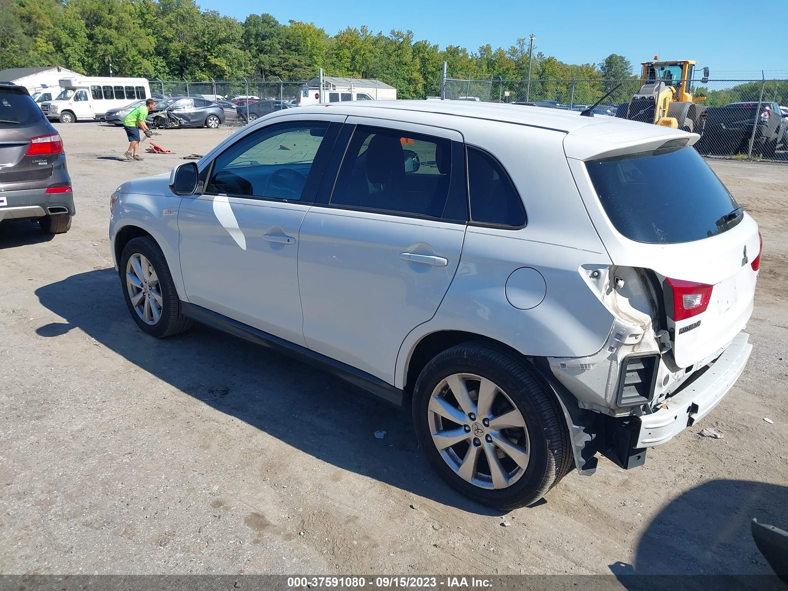 Photo 2 VIN: 4A4AP3AU2FE010195 - MITSUBISHI OUTLANDER 