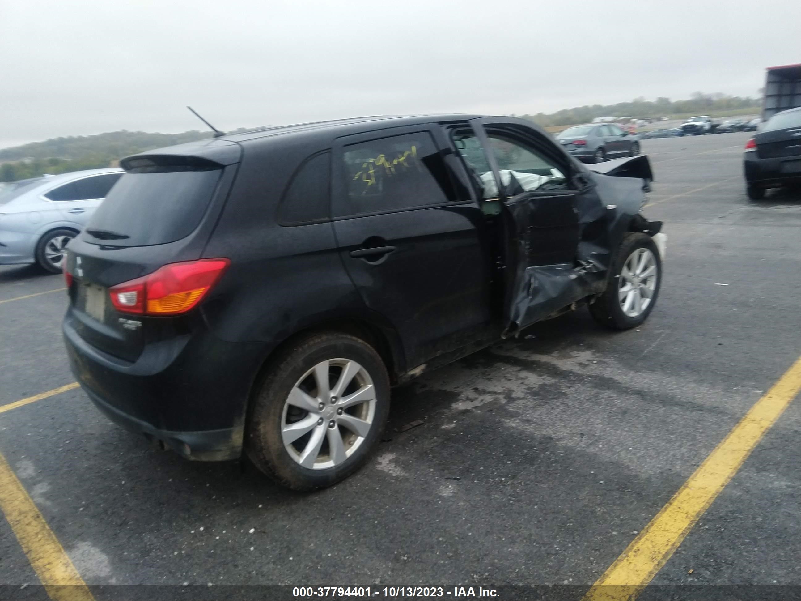 Photo 3 VIN: 4A4AR3AU0FE014711 - MITSUBISHI OUTLANDER 