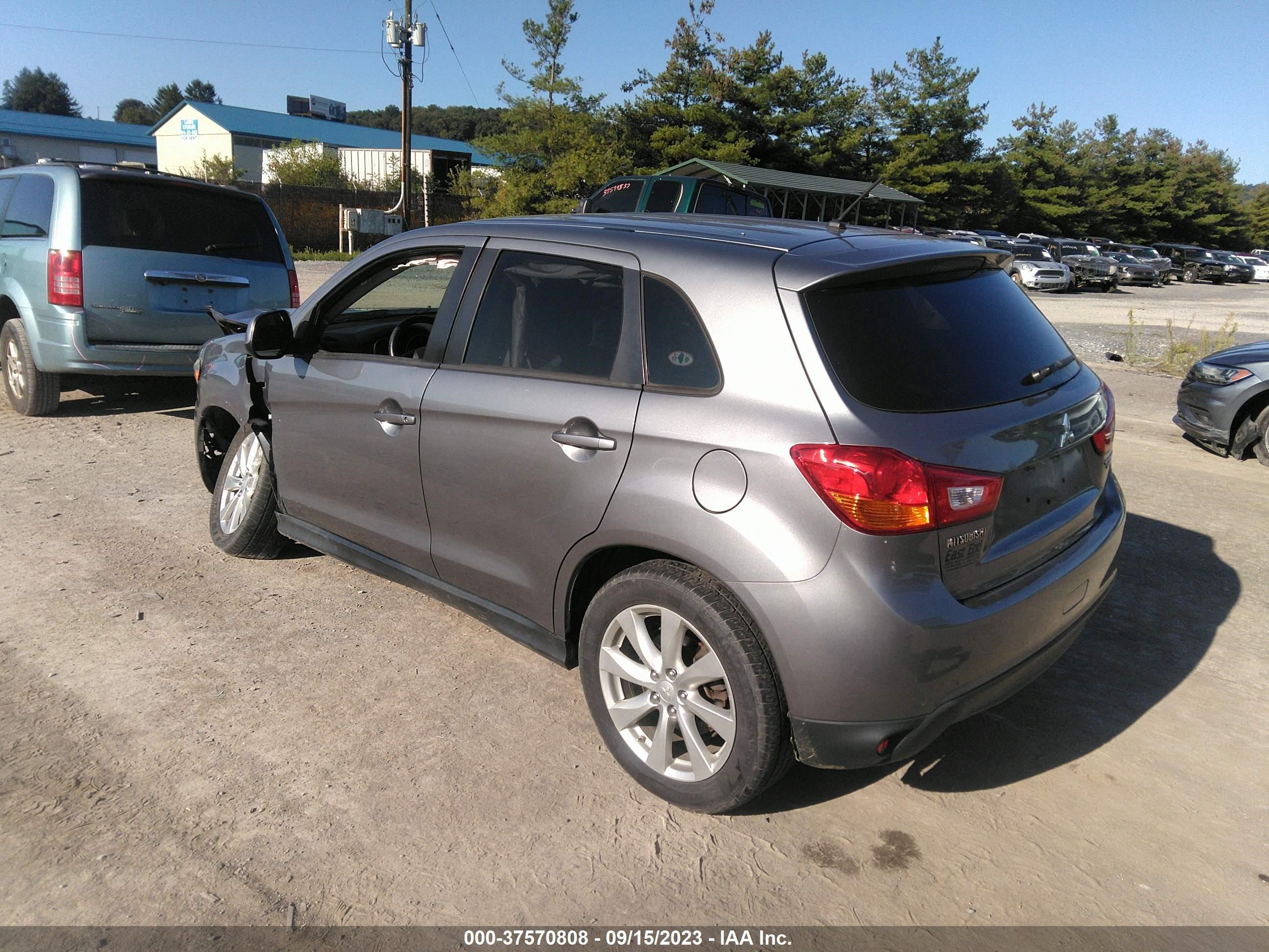 Photo 2 VIN: 4A4AR3AU1FE003099 - MITSUBISHI OUTLANDER 