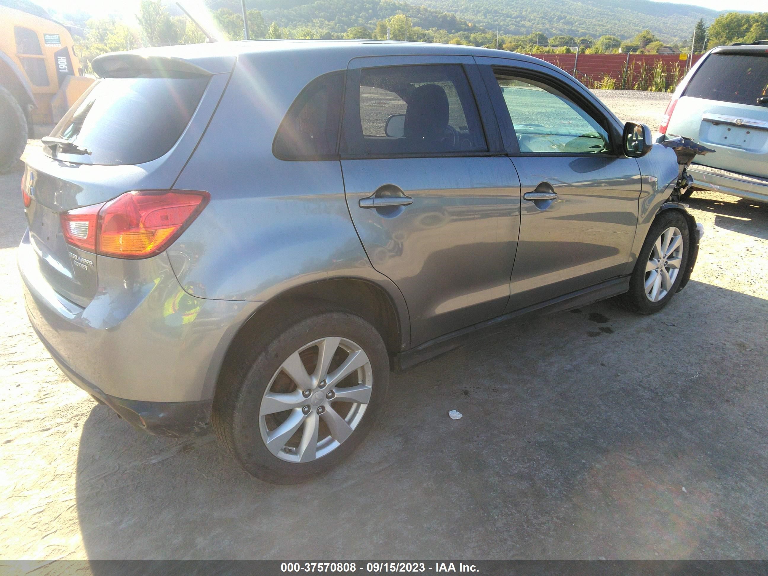 Photo 3 VIN: 4A4AR3AU1FE003099 - MITSUBISHI OUTLANDER 