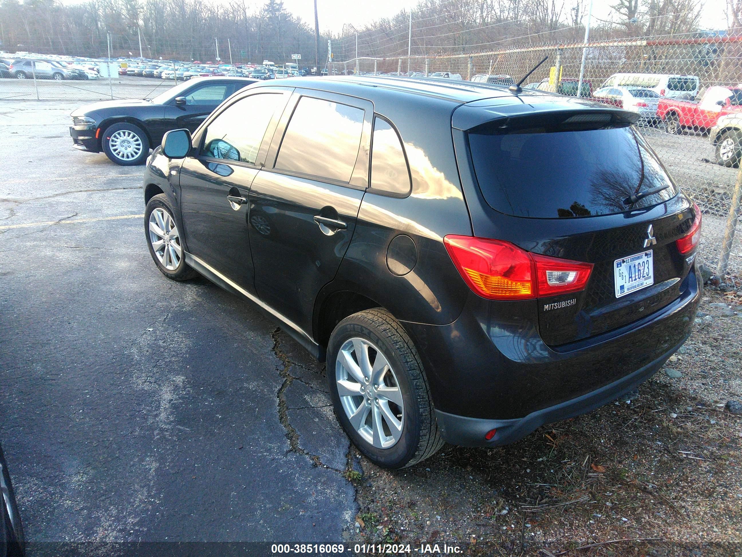 Photo 2 VIN: 4A4AR3AU1FE040413 - MITSUBISHI OUTLANDER 