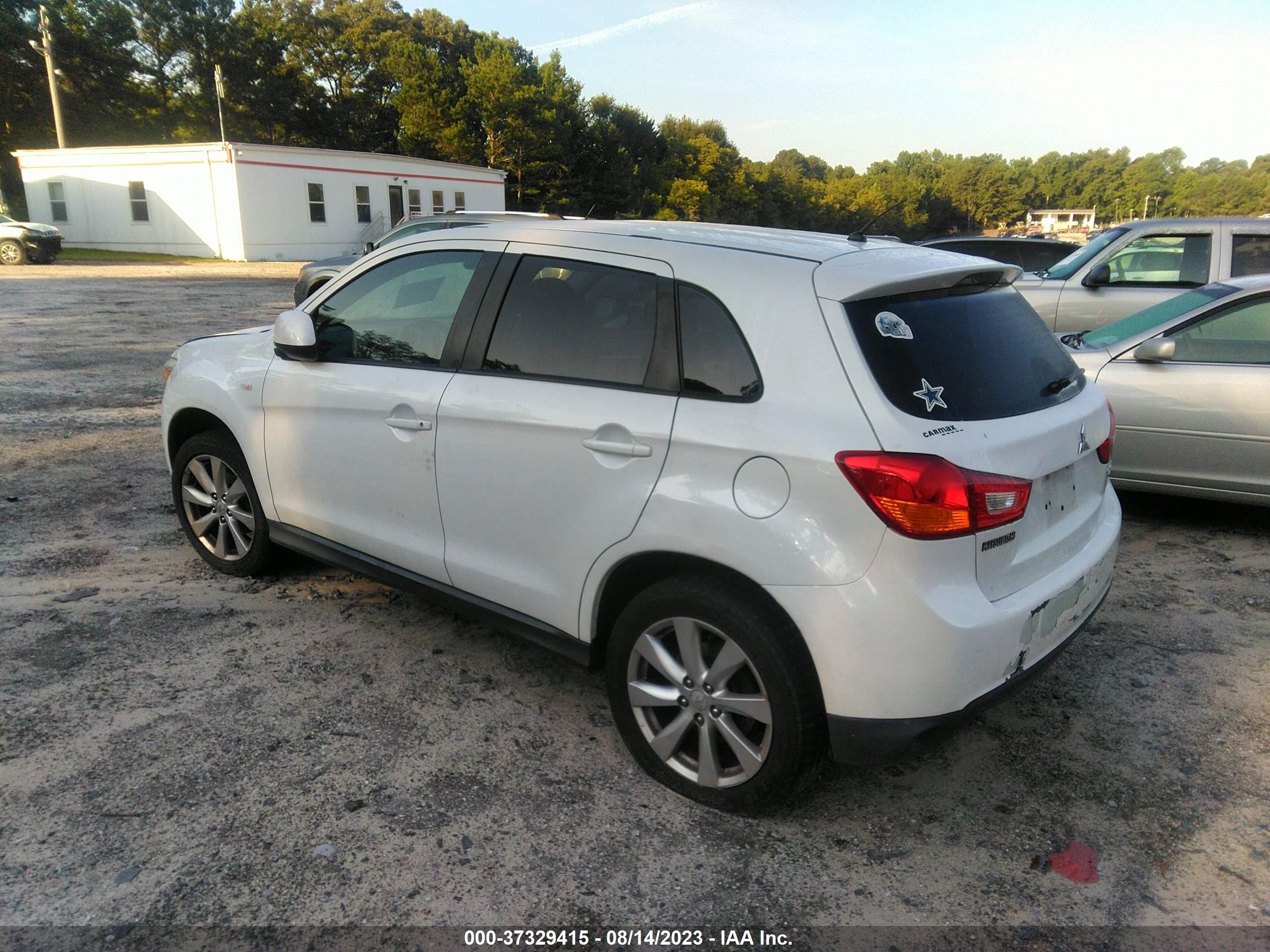 Photo 2 VIN: 4A4AR3AU5FE009469 - MITSUBISHI OUTLANDER 