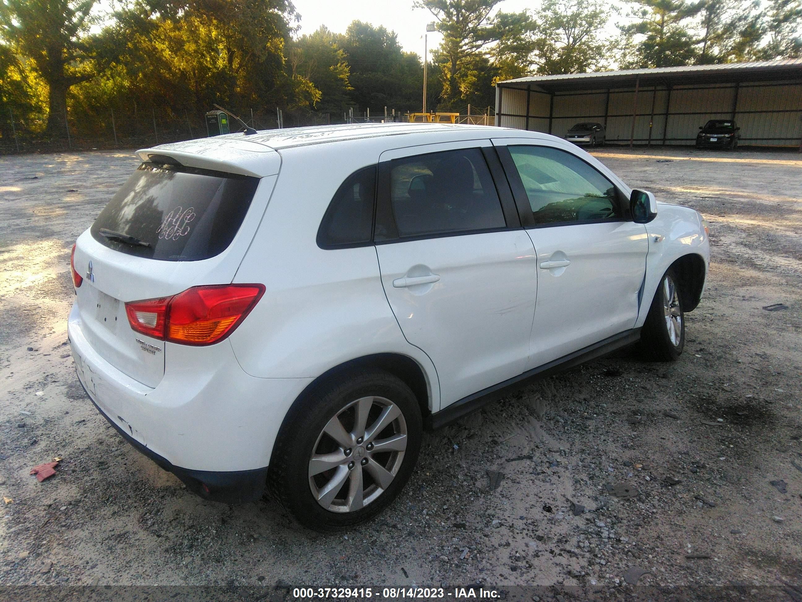 Photo 3 VIN: 4A4AR3AU5FE009469 - MITSUBISHI OUTLANDER 