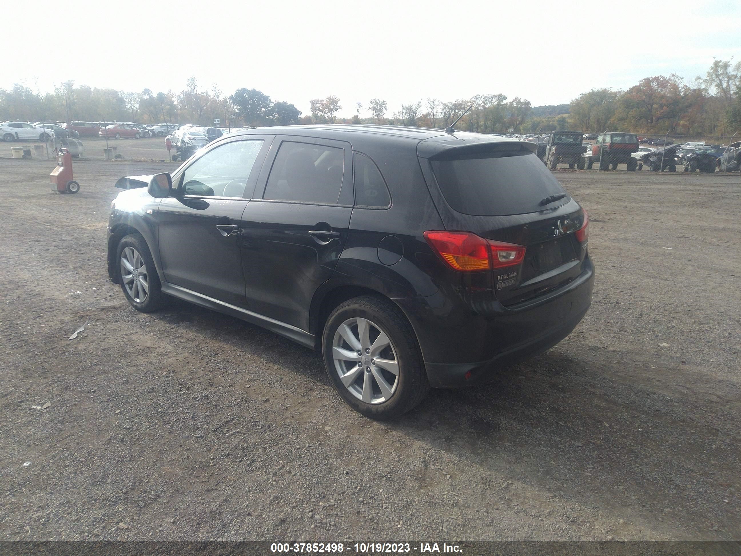 Photo 2 VIN: 4A4AR3AU8EE013742 - MITSUBISHI OUTLANDER 