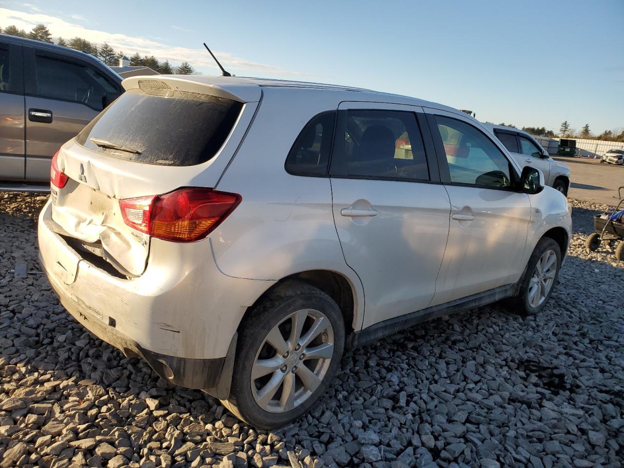 Photo 2 VIN: 4A4AR3AU8FE004962 - MITSUBISHI OUTLANDER 