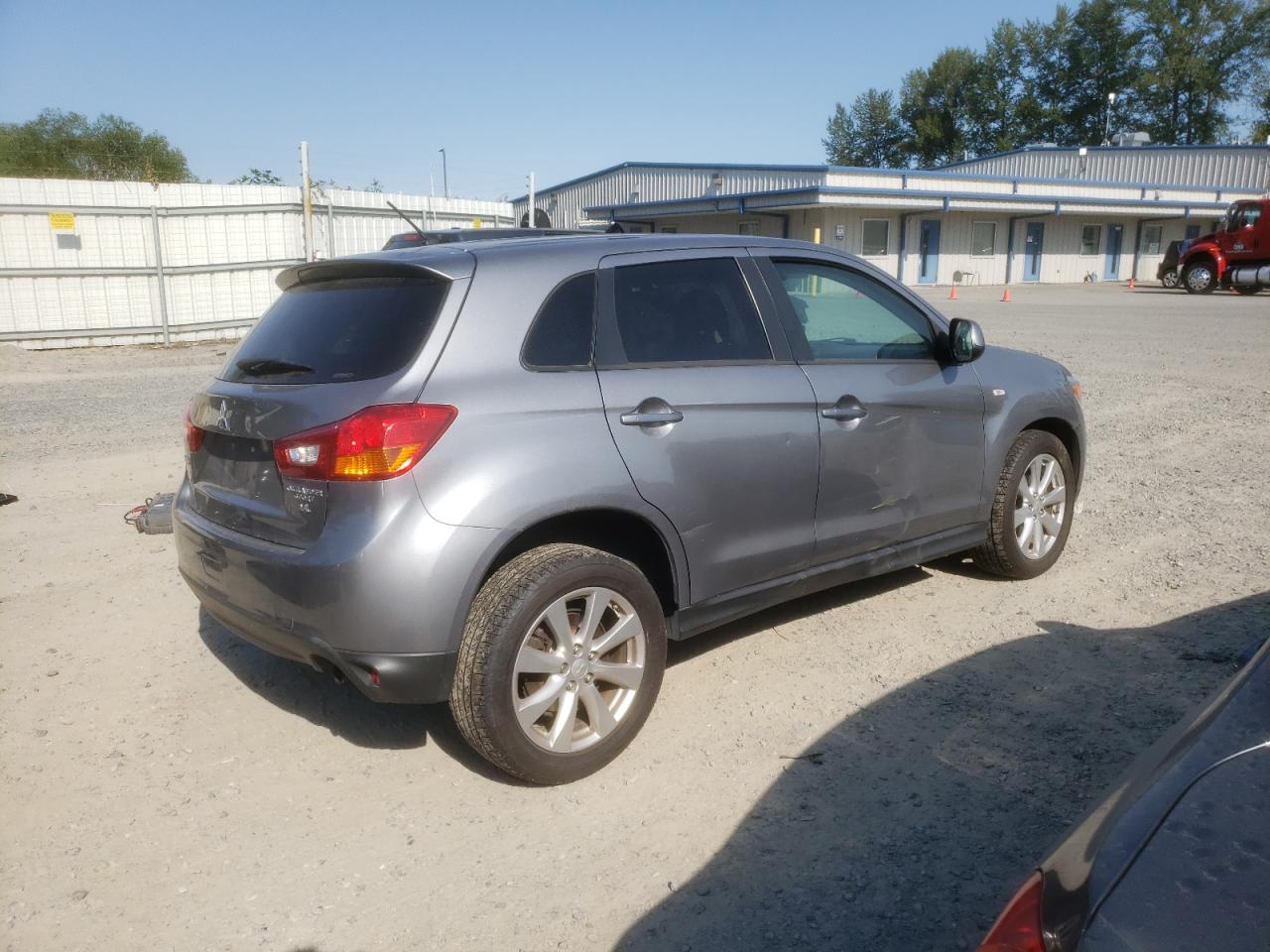 Photo 2 VIN: 4A4AR3AWXFE038628 - MITSUBISHI OUTLANDER 